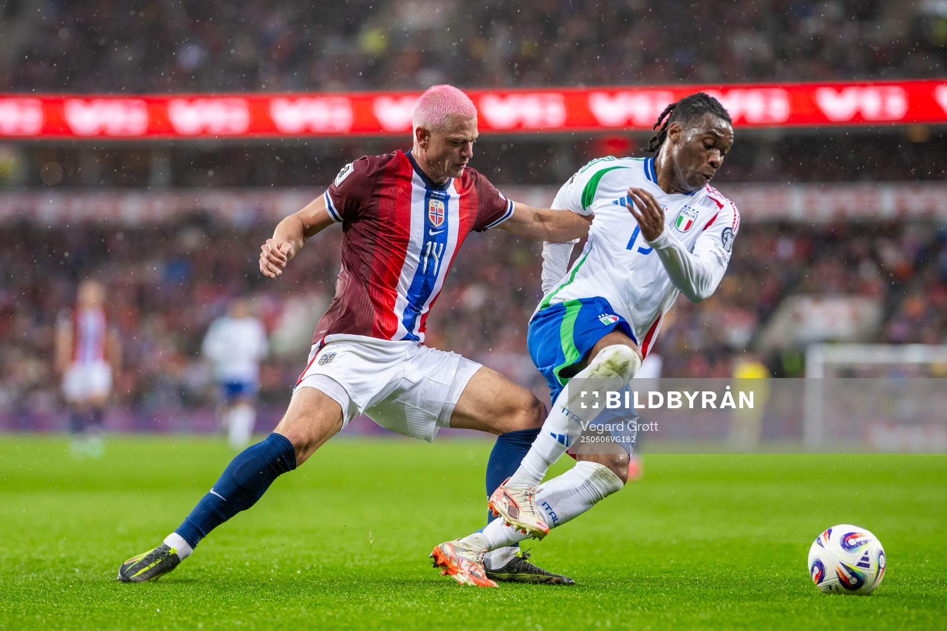 Julian Ryerson of Norway and Destiny Udogie of Italy