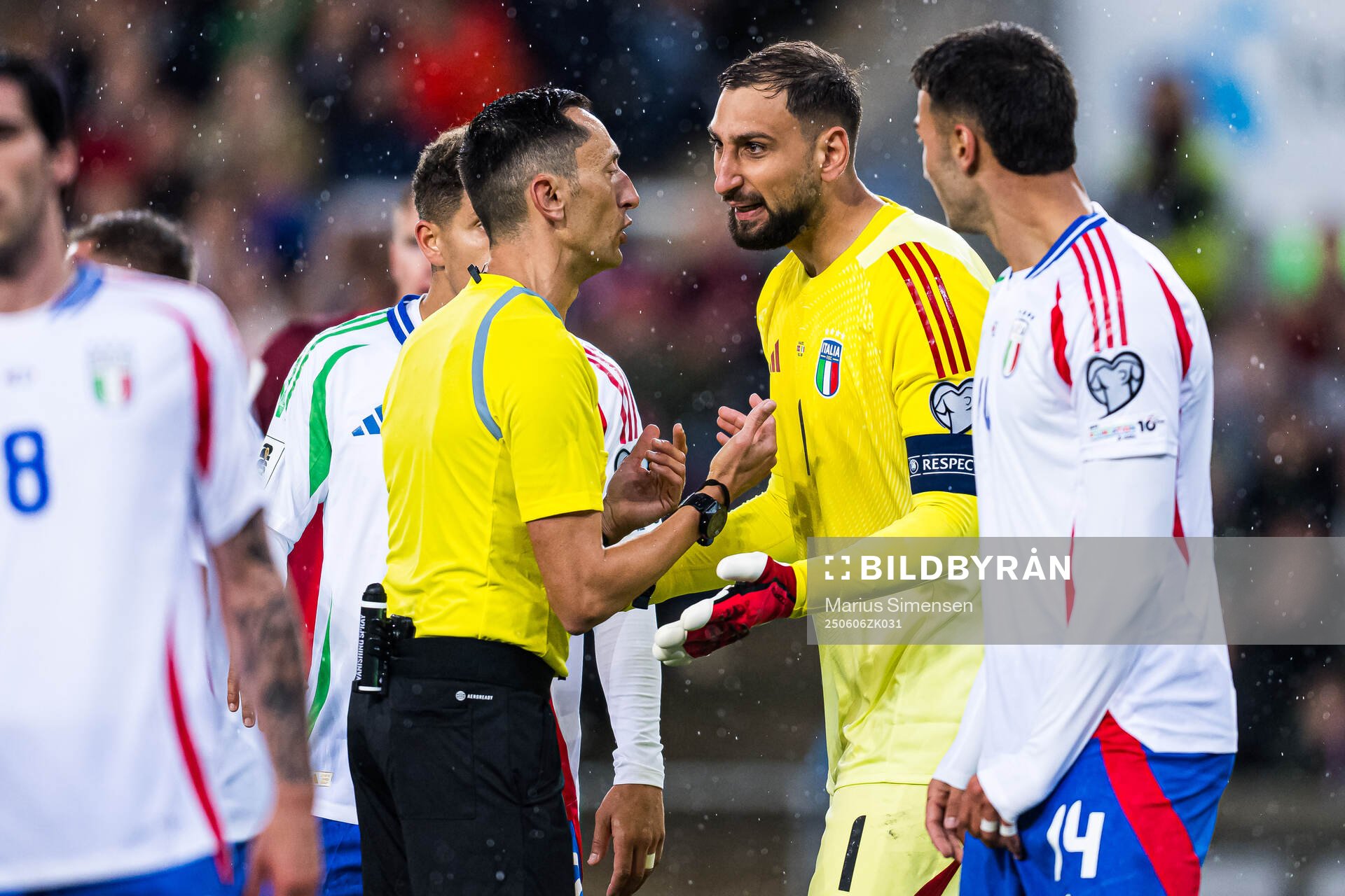 José María Sánchez, referee, and goalkeeper Gianluigi