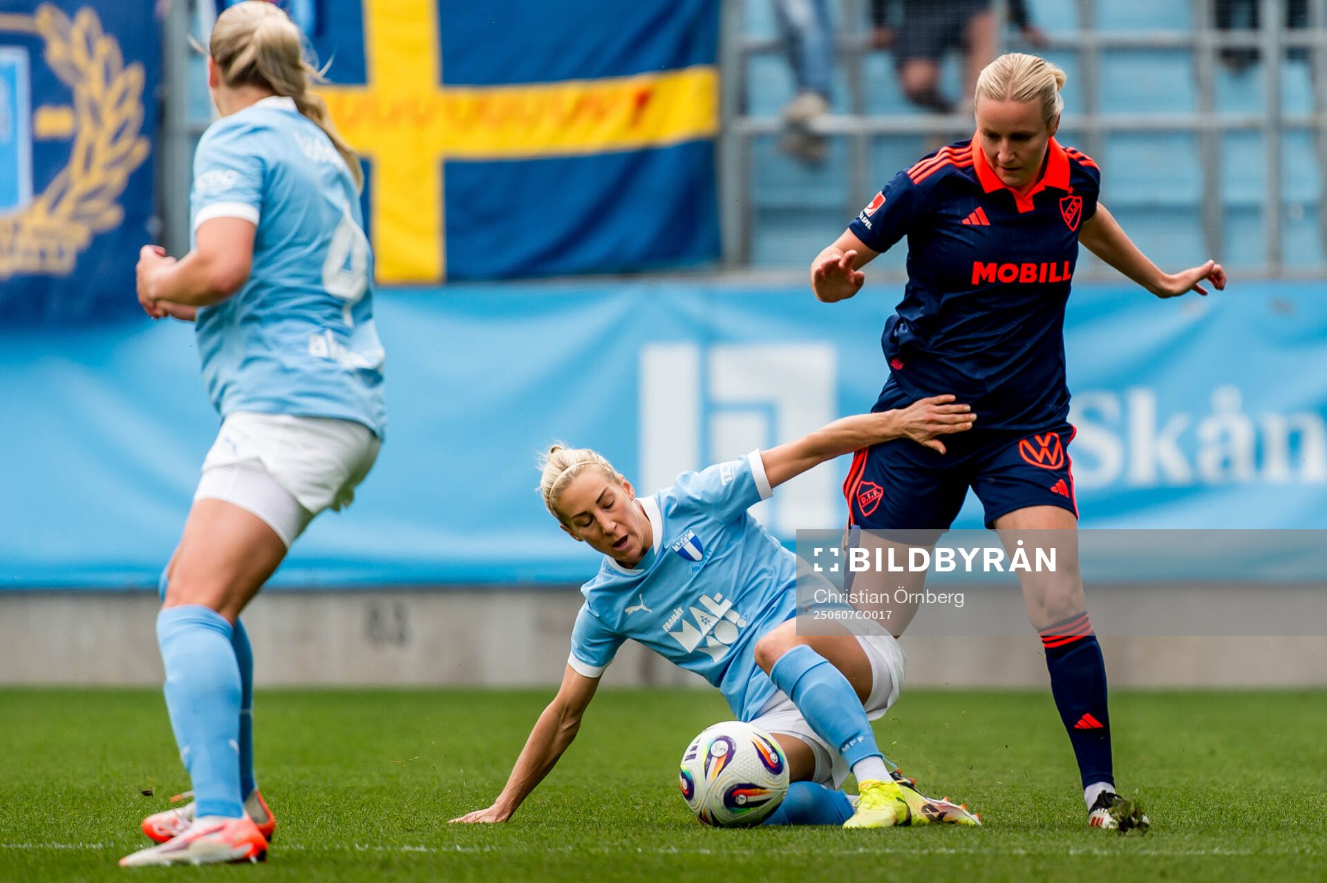 Malmö FFs Mia Persson och Djurgårdens Alexandra Jonasson