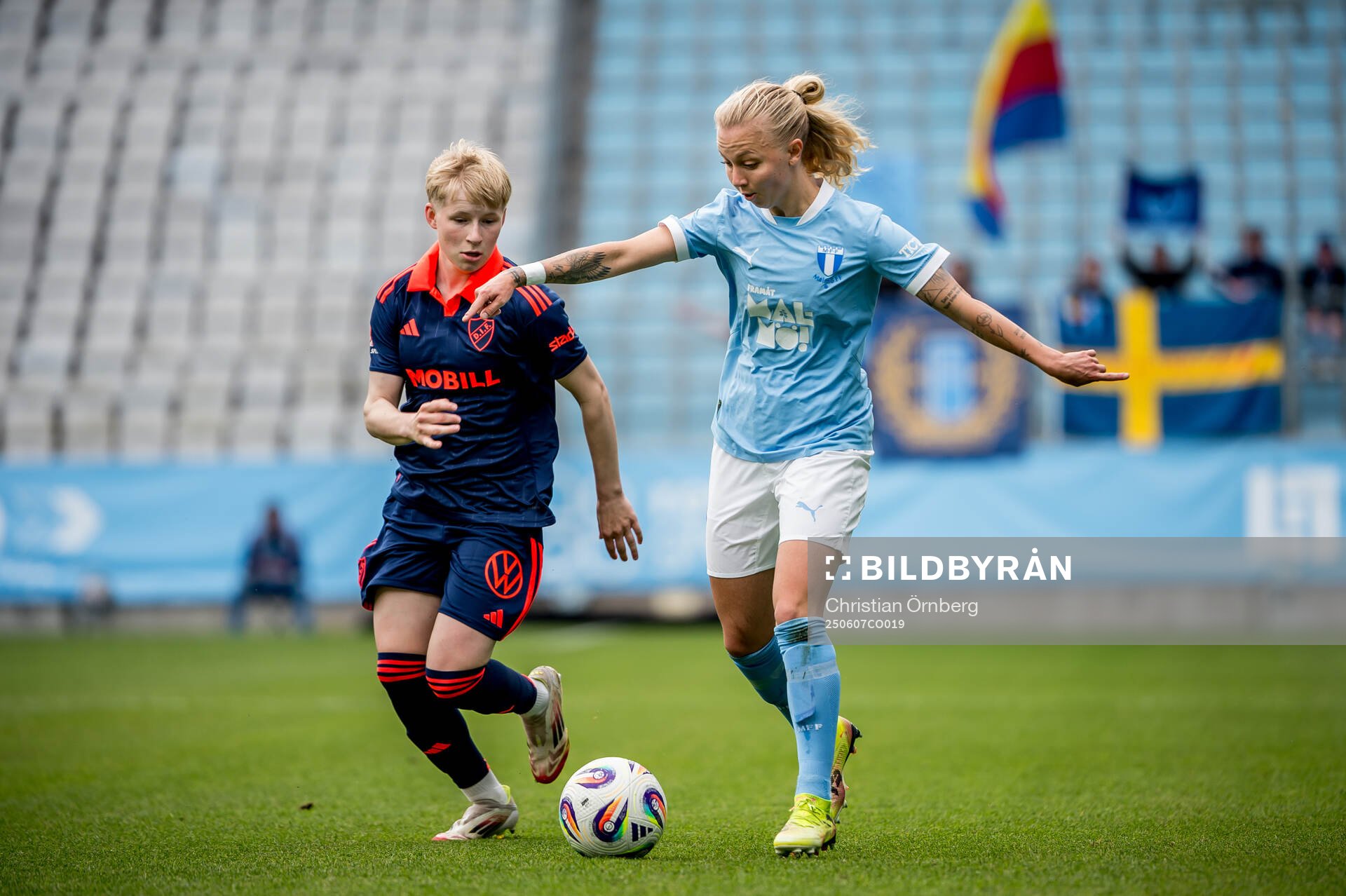 Djurgårdens Olivia Ulenius och Malmö FFs Nathalie Hoff
