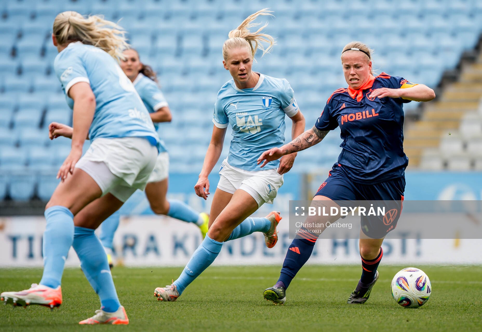 Malmö FFs Nellie Lilja och Djurgårdens Therese Åsland