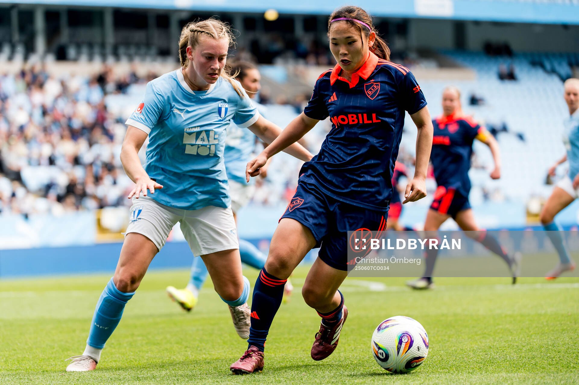 Malmö FFs Agnes Mårtensson och Djurgårdens Urara Watanabe