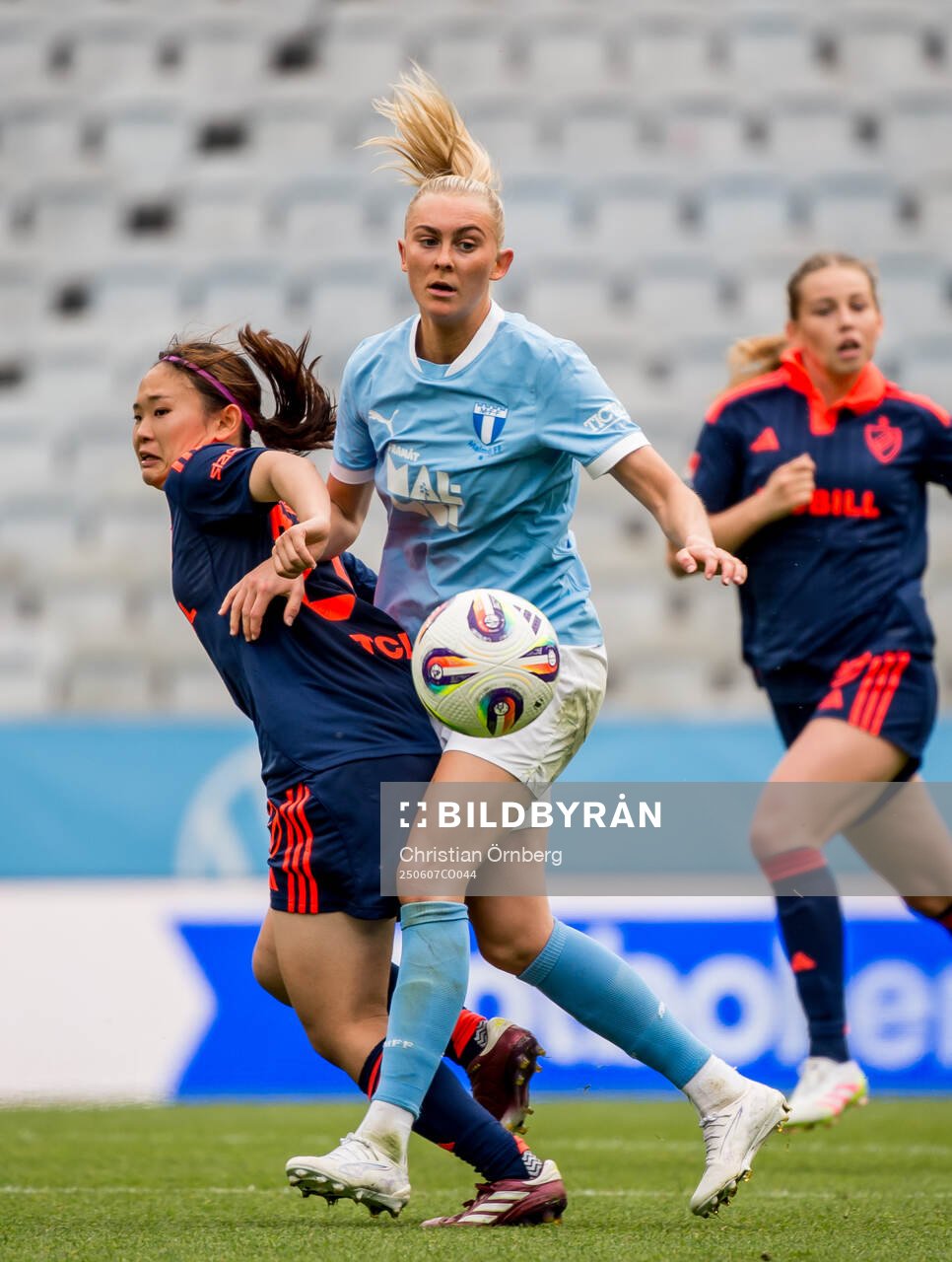 Malmö FFs Beatrice Persson och Djurgårdens Urara Watanabe
