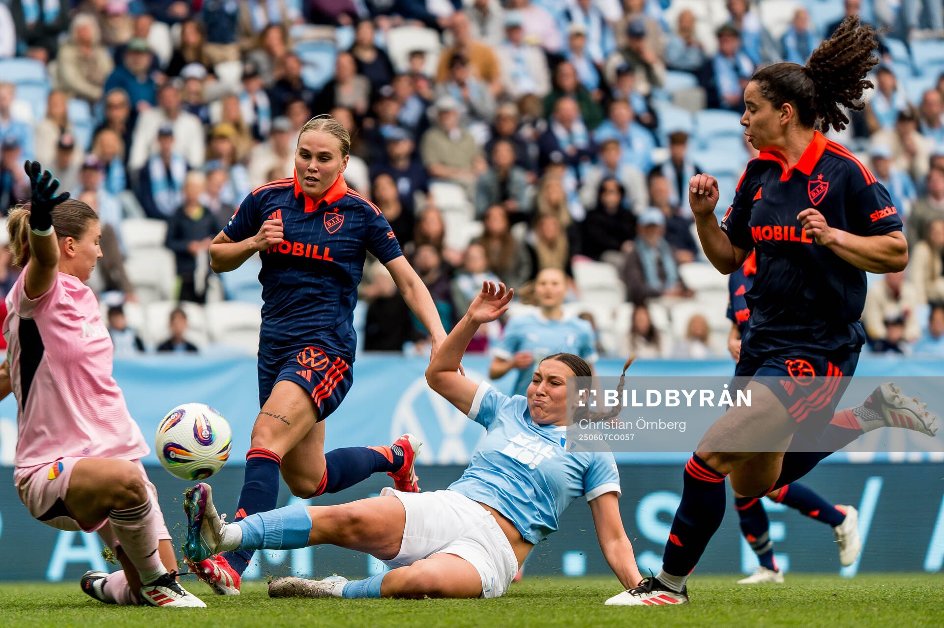 Djurgårdens målvakt Anna Aurora Koivunen och Malmö FFs