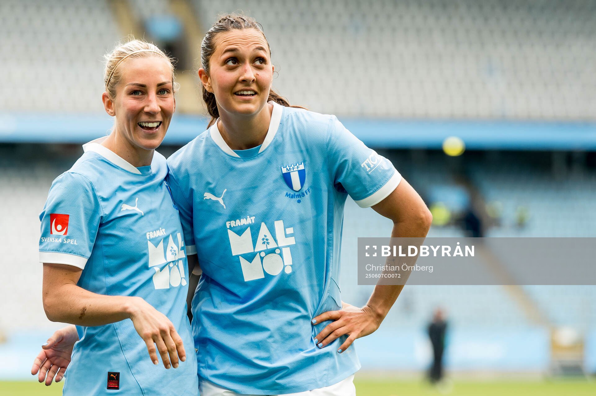 Malmö FFs Mia Persson och Isabella D'Aquila jublar