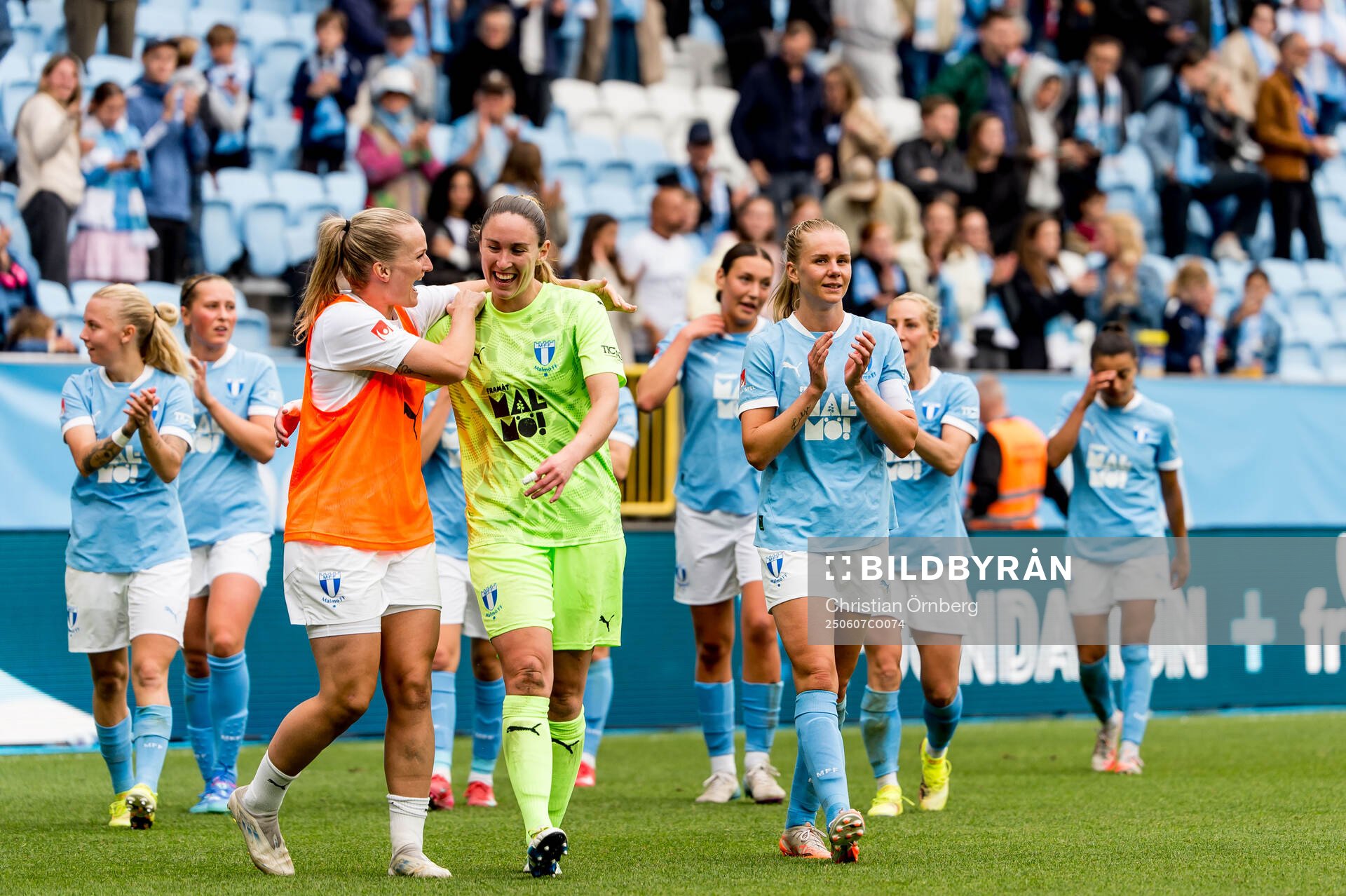 Malmö FFs supportrar jublar