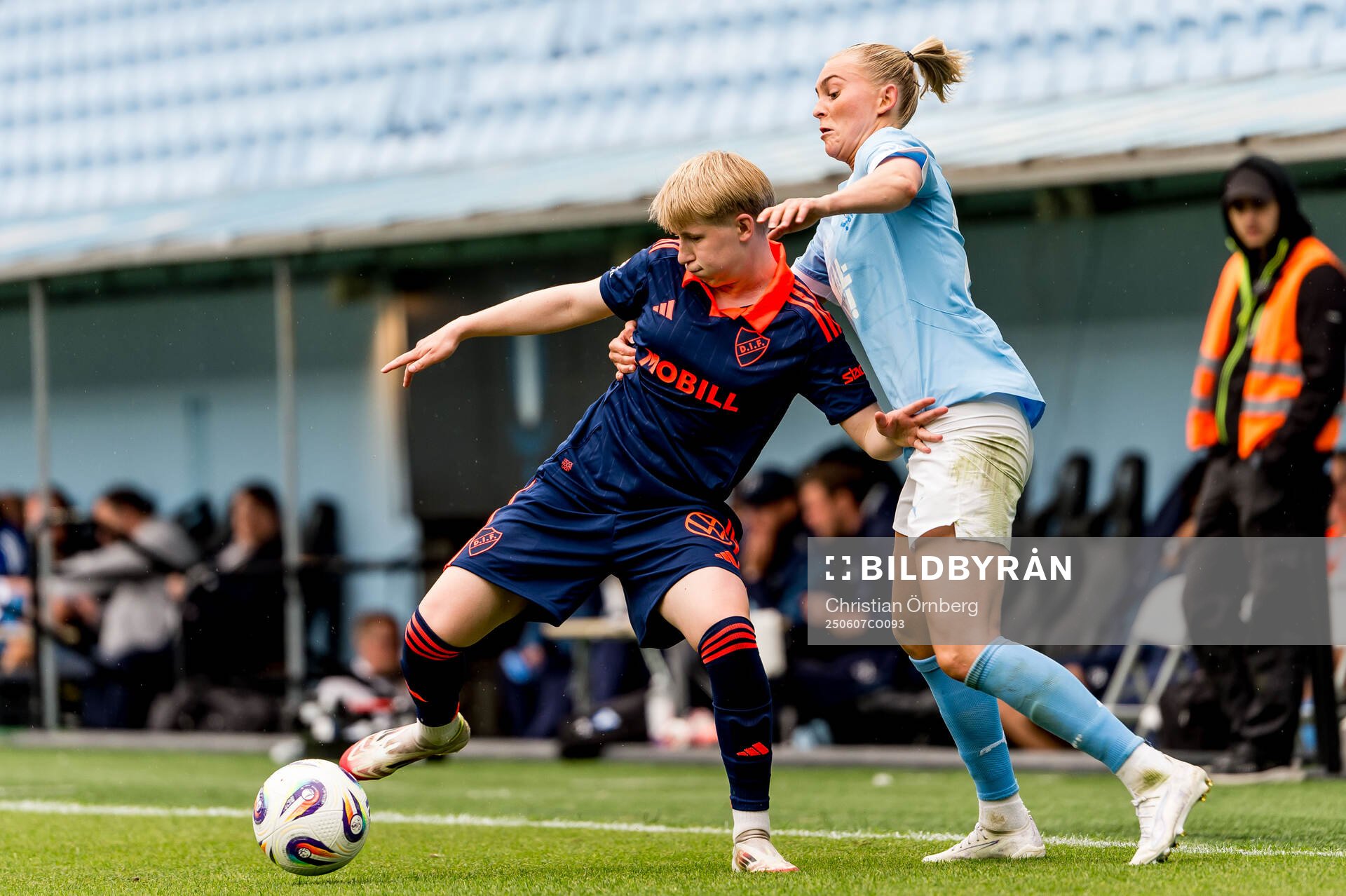 Djurgårdens Olivia Ulenius och Malmö FFs Beatrice Persson
