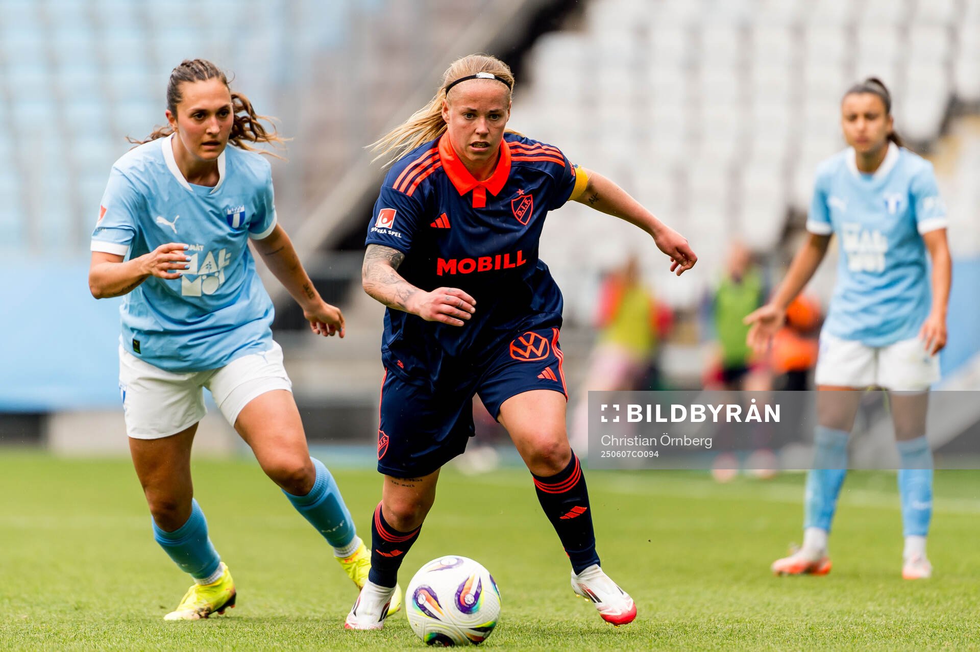 Malmö FFs Isabella D'Aquila och Djurgårdens Therese