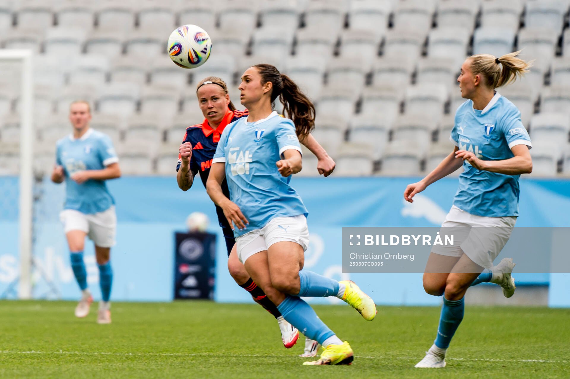 Djurgårdens Therese Åsland och Malmö FFs Isabella