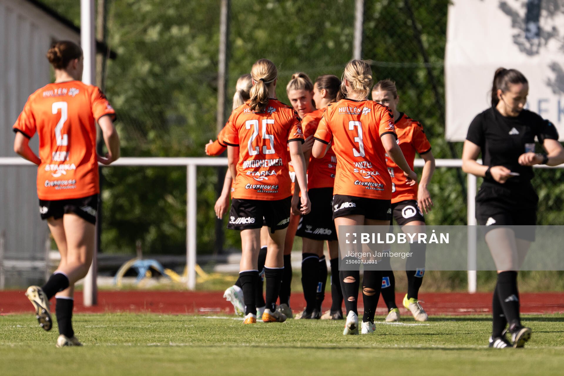 Kristianstads Beata Olsson (skymd) jublar med lagkamraterna