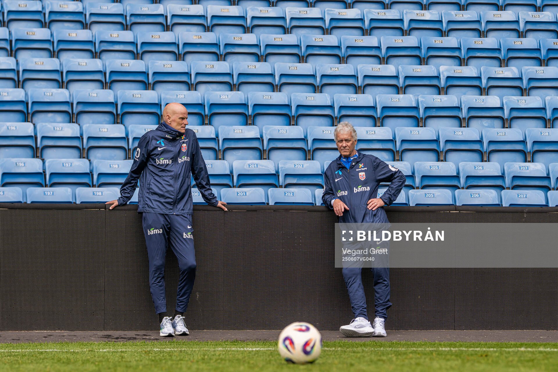 Head coach Ståle Solbakken and doctor Ola Sand of the