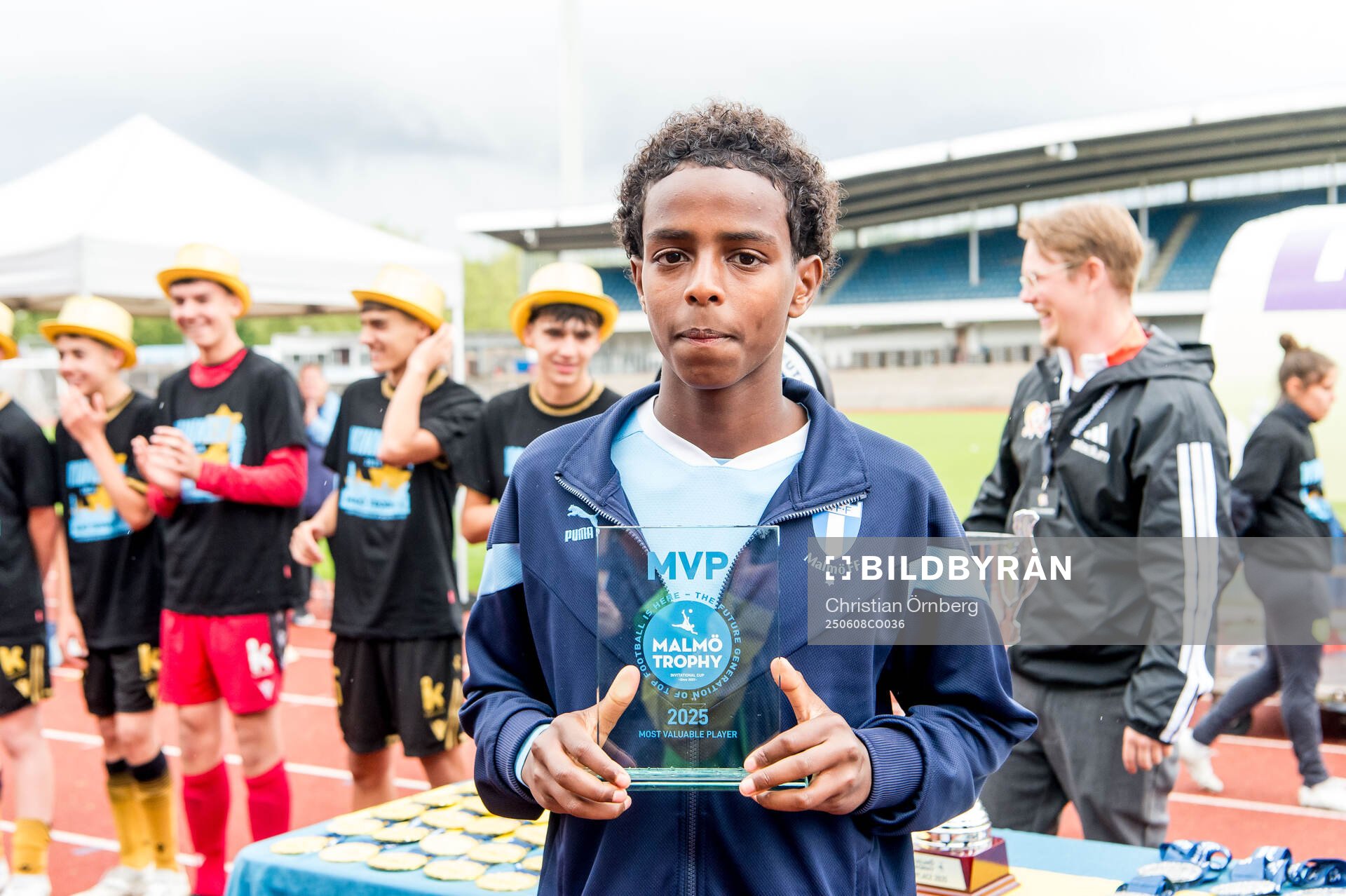 Malmö FFs Sakariya Osman tar emot pris