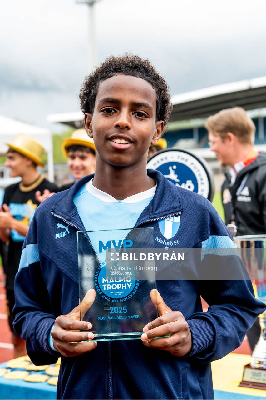 Malmö FFs Sakariya Osman tar emot pris