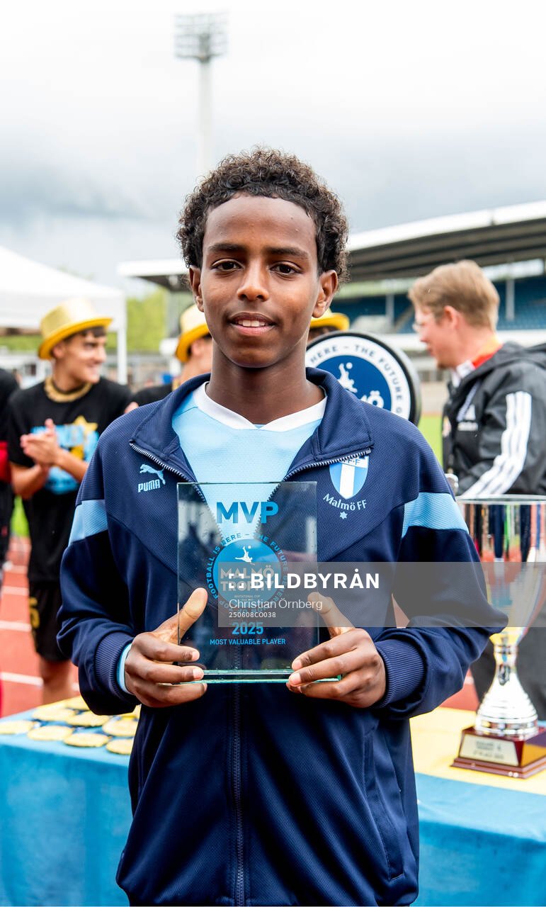 Malmö FFs Sakariya Osman tar emot pris