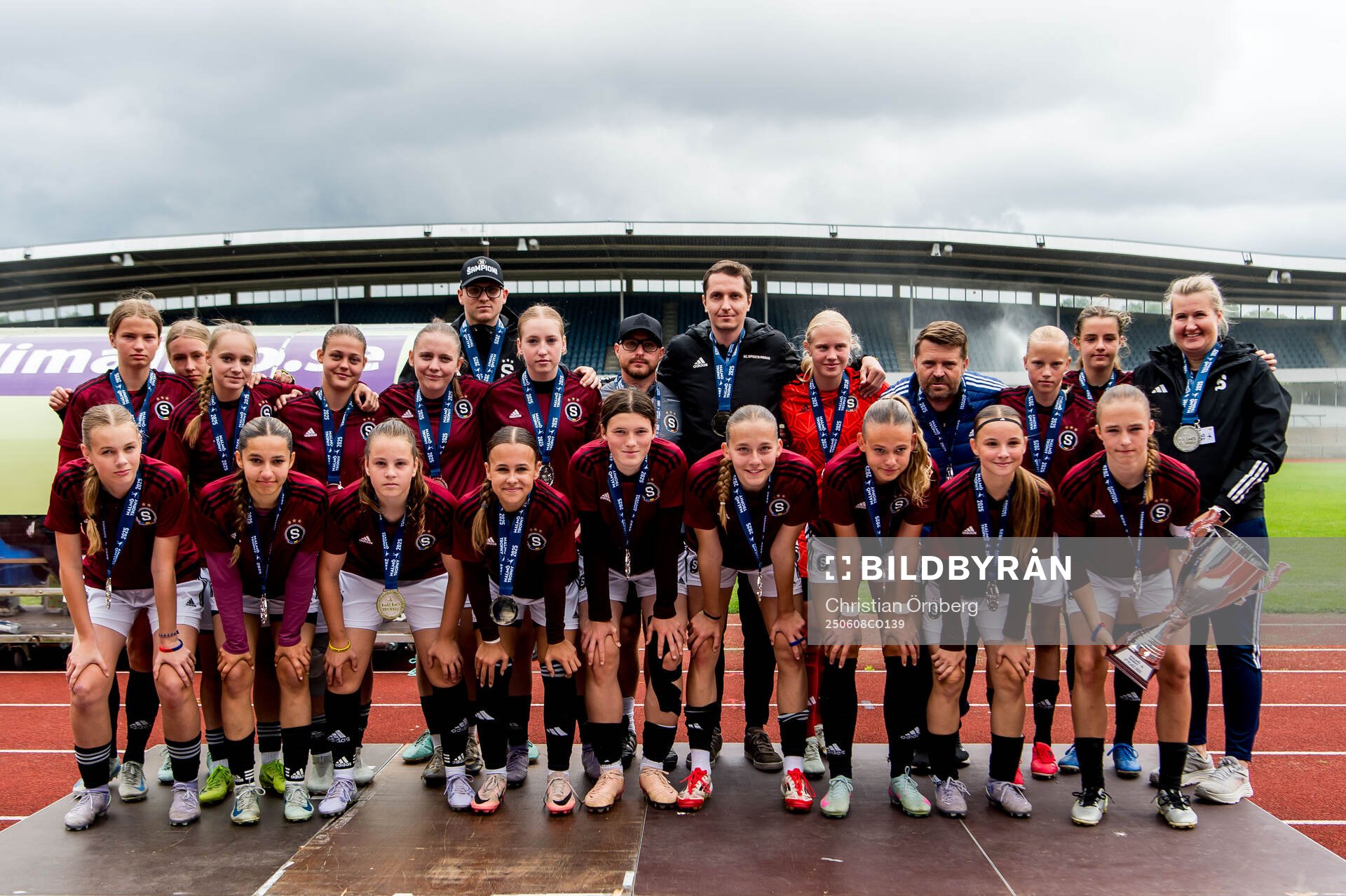 Sparta Prahas spelare tar emot silverpokalen