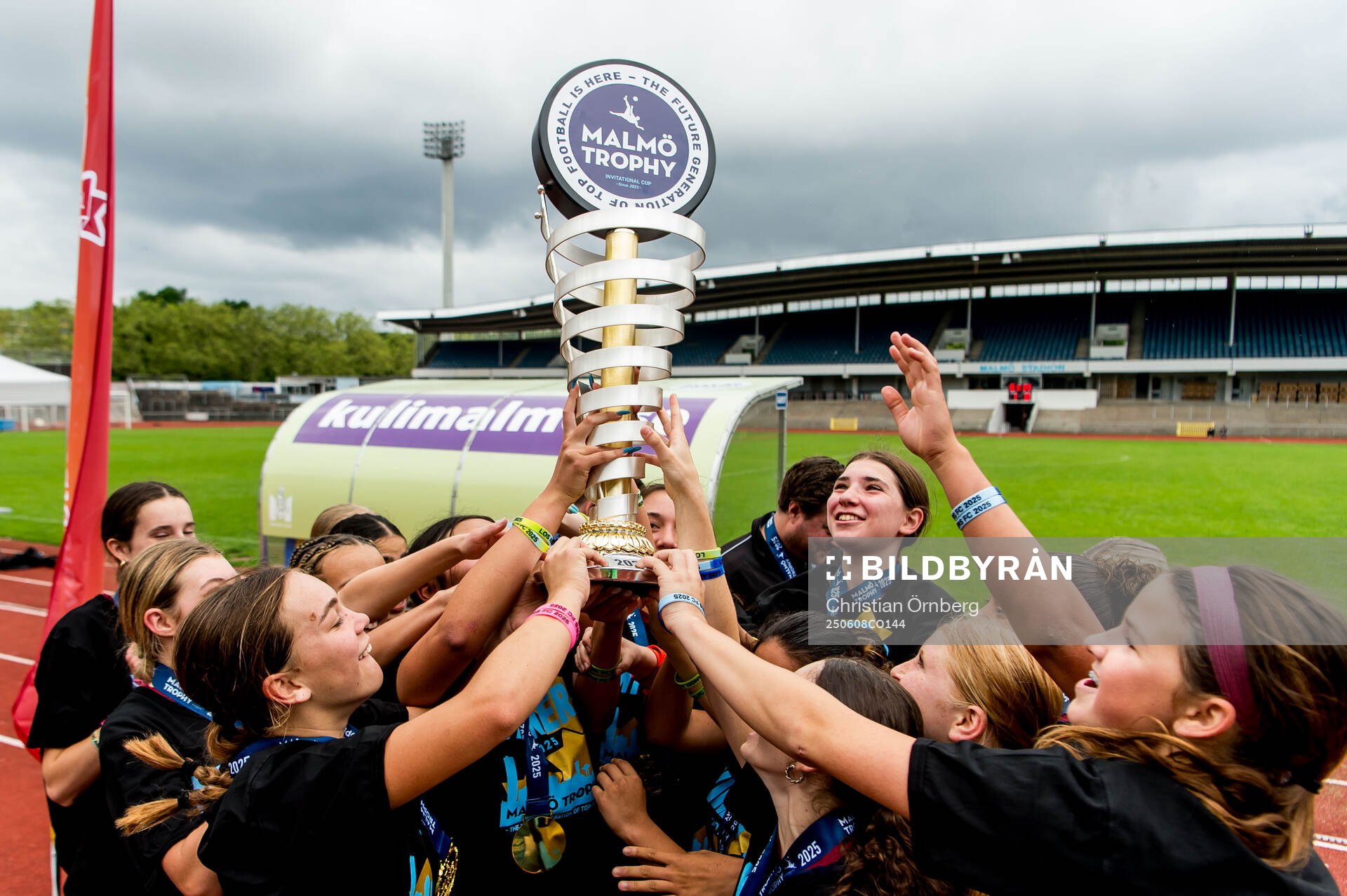 LA Breakers spelare tar emot pokalen
