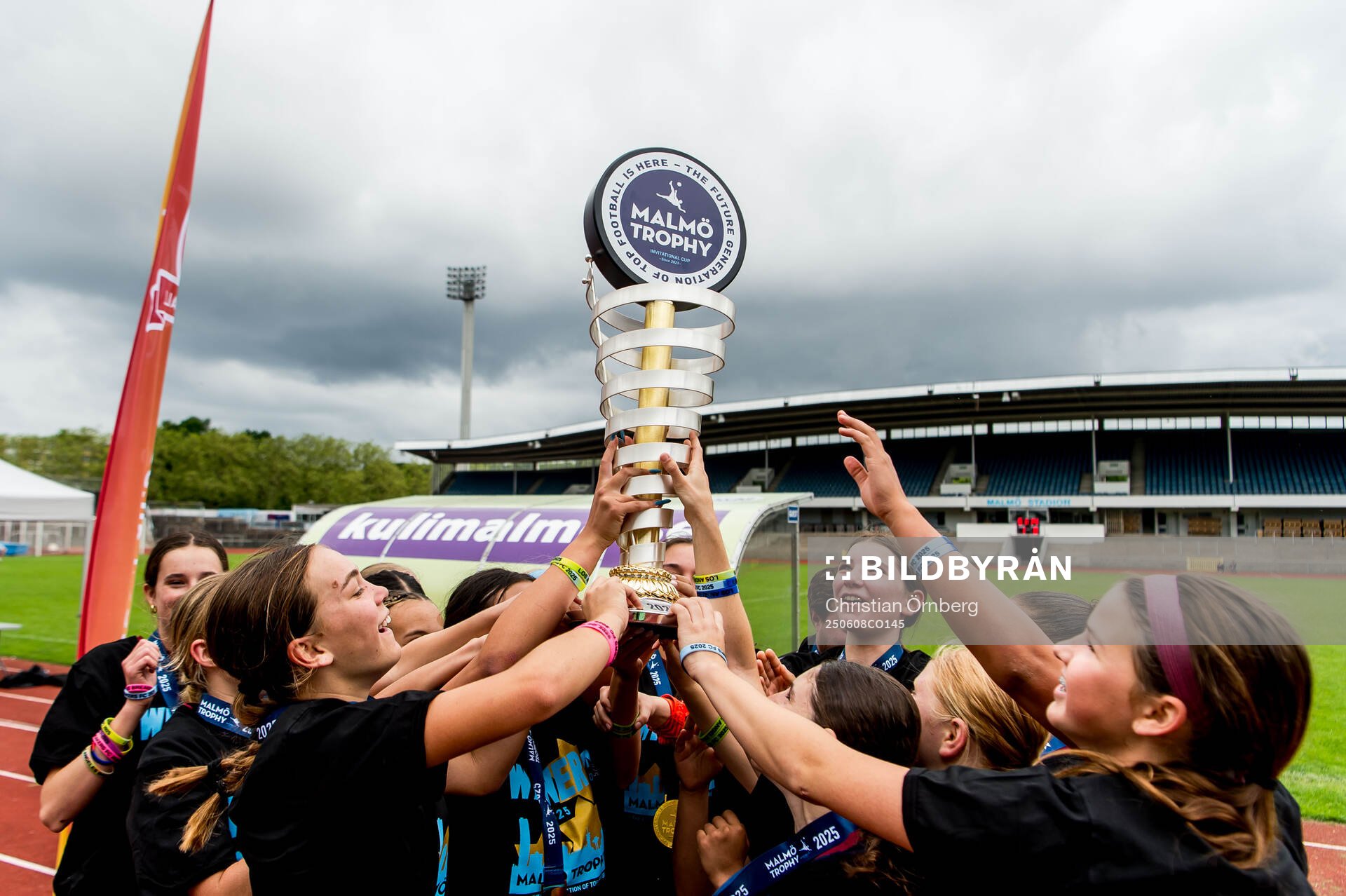 LA Breakers spelare tar emot pokalen