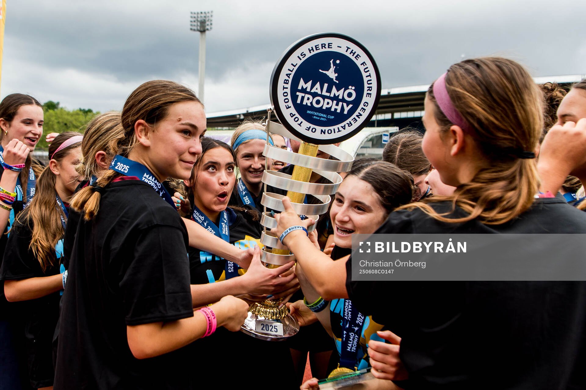 LA Breakers spelare tar emot pokalen