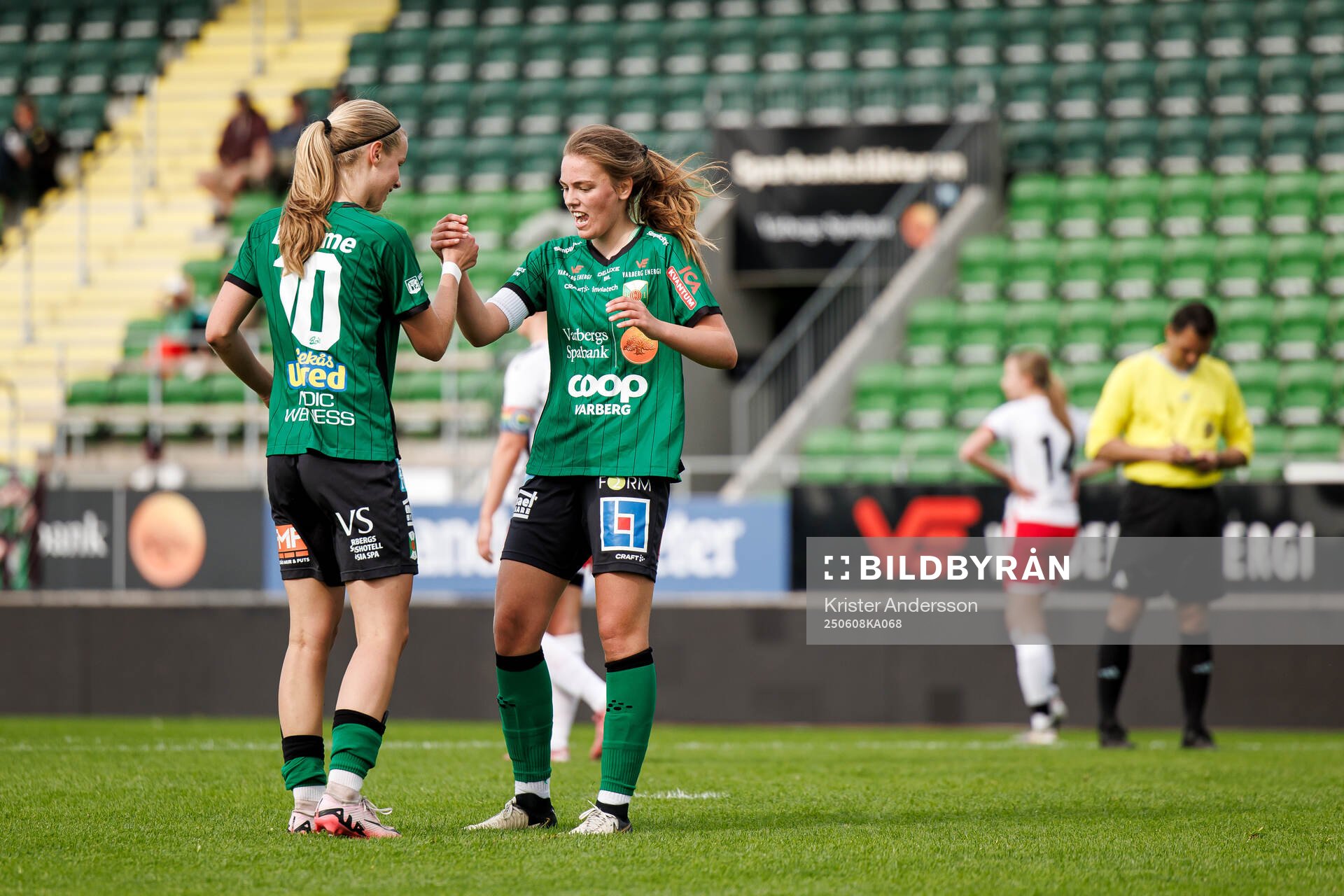 Varbergs Mollie Josefsson och Maja Klasson jublar