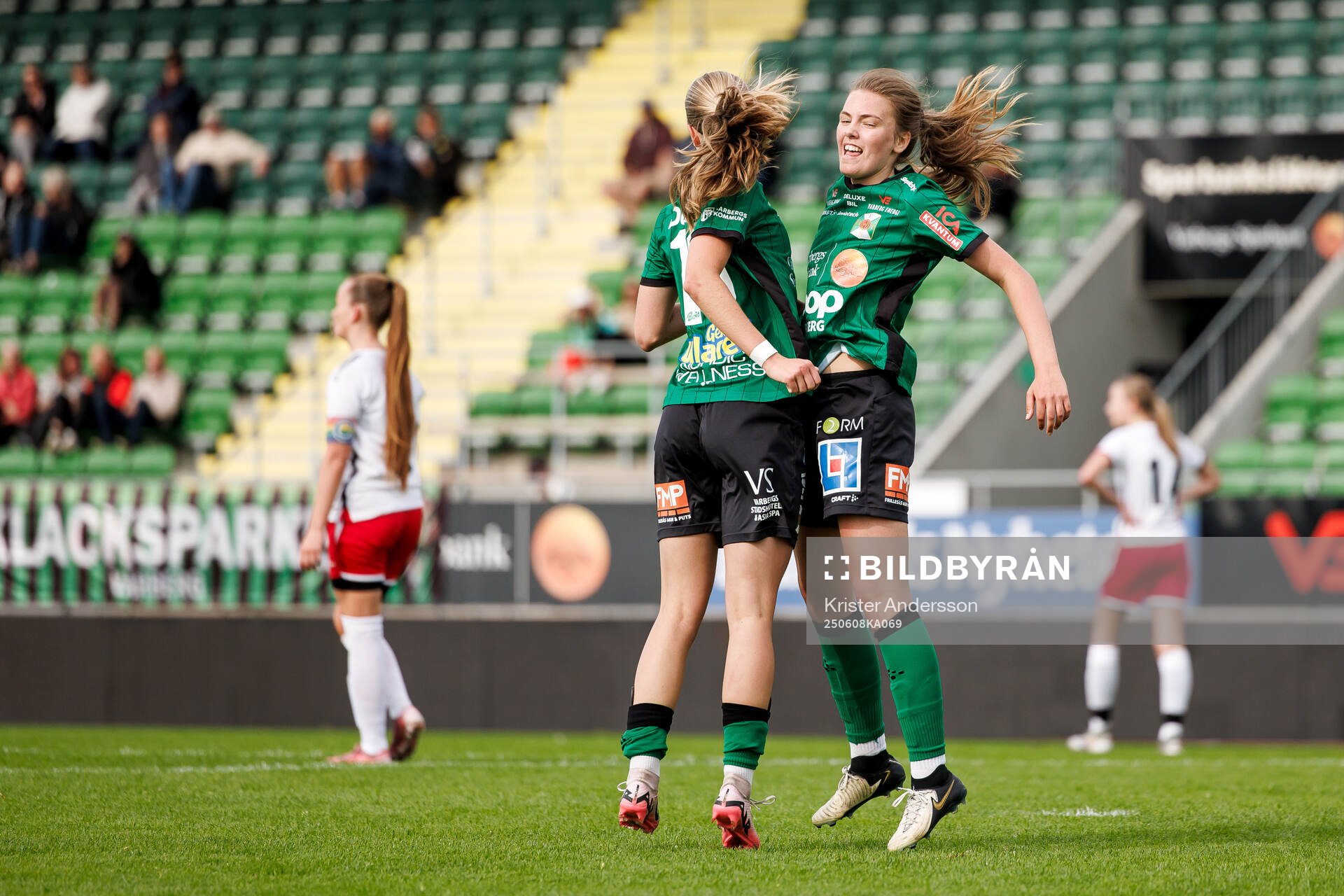 Varbergs Mollie Josefsson och Maja Klasson jublar