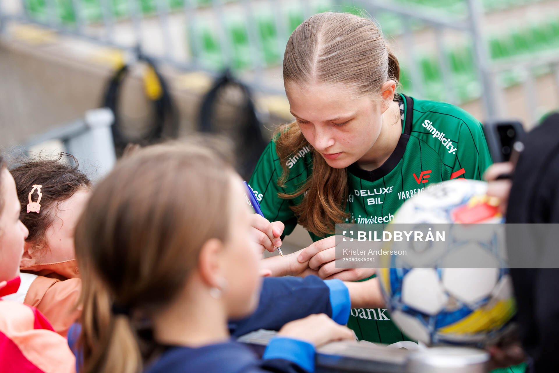 Varbergs Kellie Leppänen skriver autografer