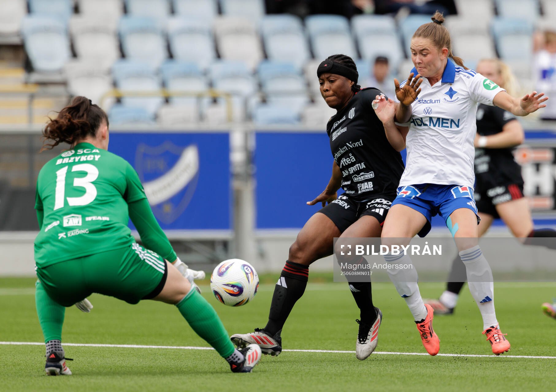IFK Norrköpings Svea Rehnberg oroar framför Piteås