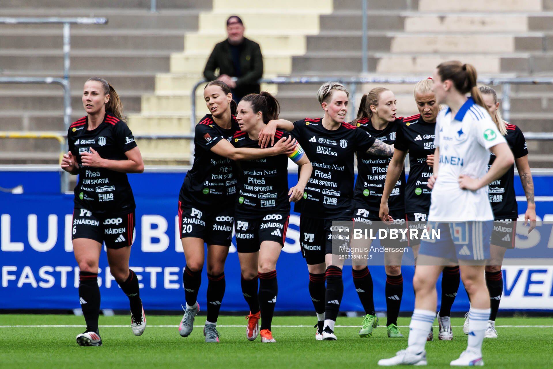 Piteås Josefin Johansson jublar med lagkamrater