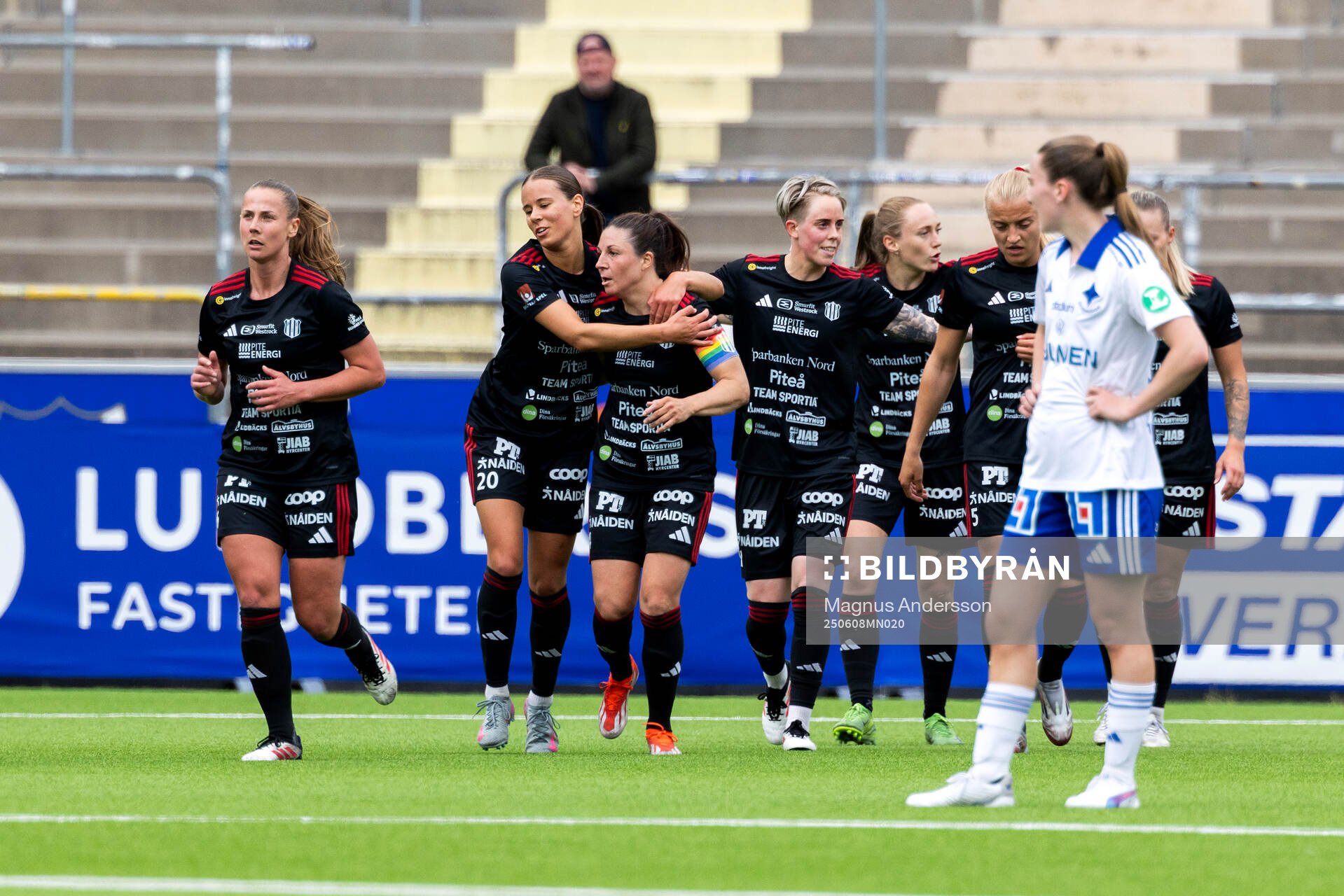 Piteås Josefin Johansson jublar med lagkamrater