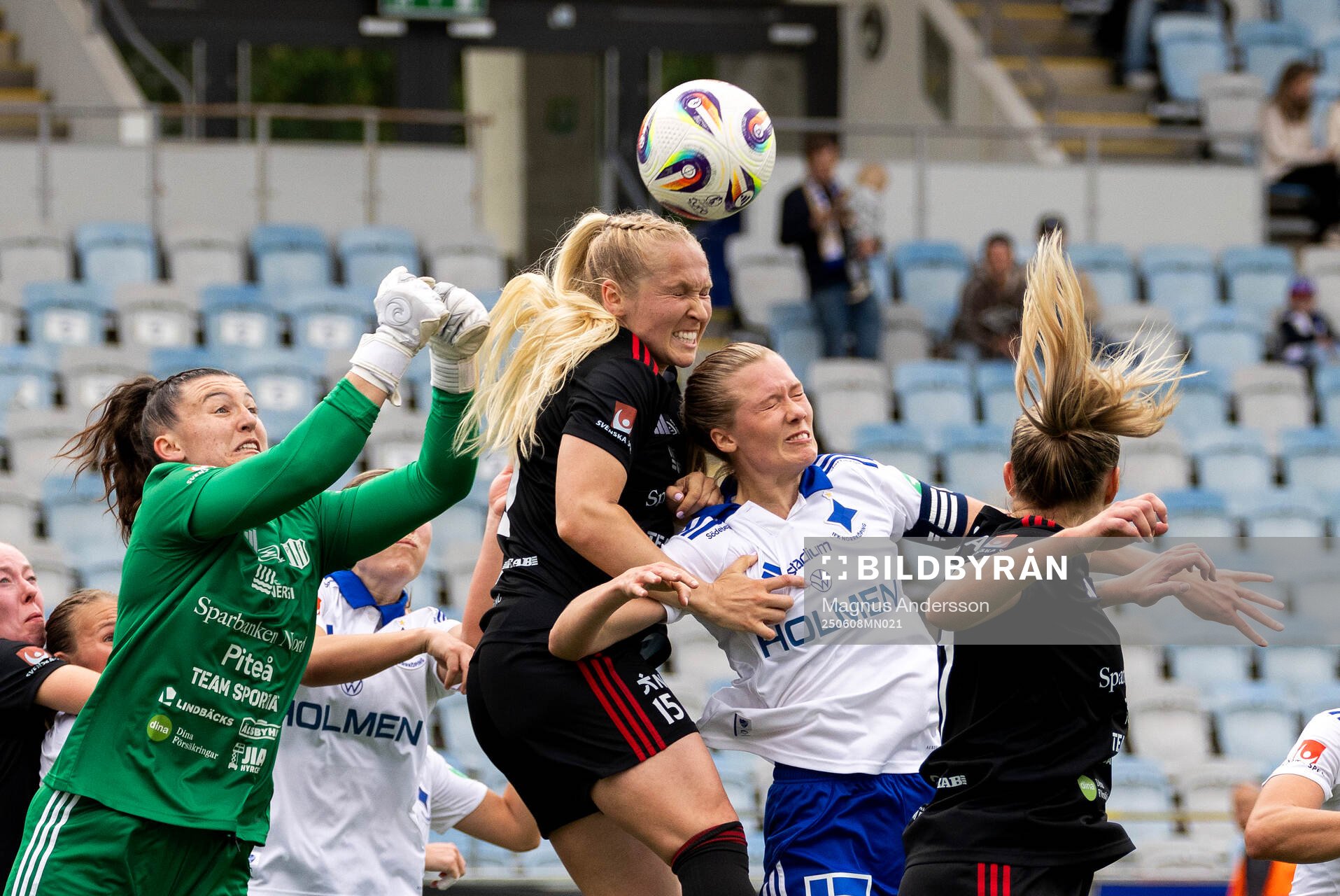Piteås målvakt Lauren Brzykcy och Maggy Henschler mot IFK