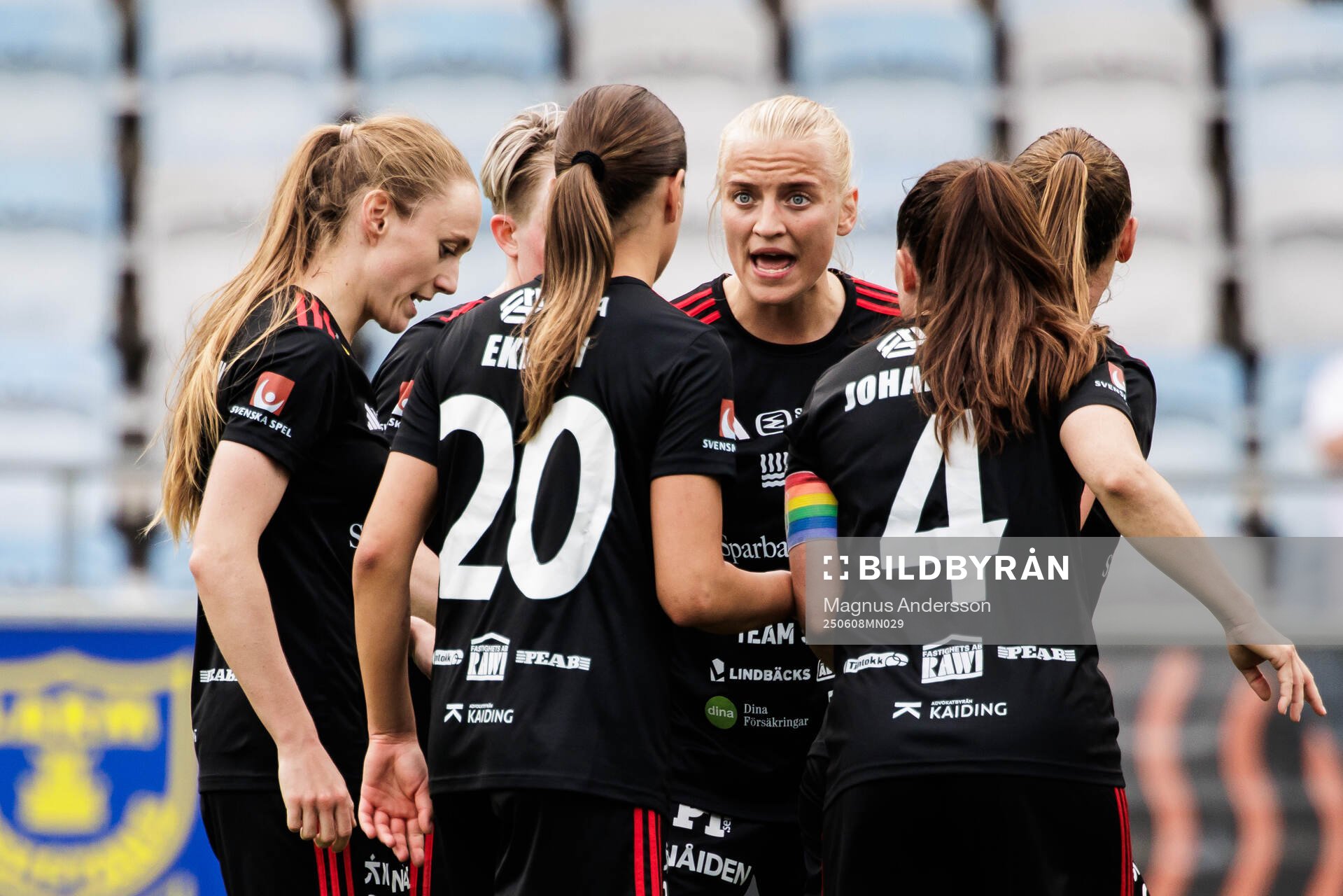 Piteås spelare jublar med Asla Johannesen