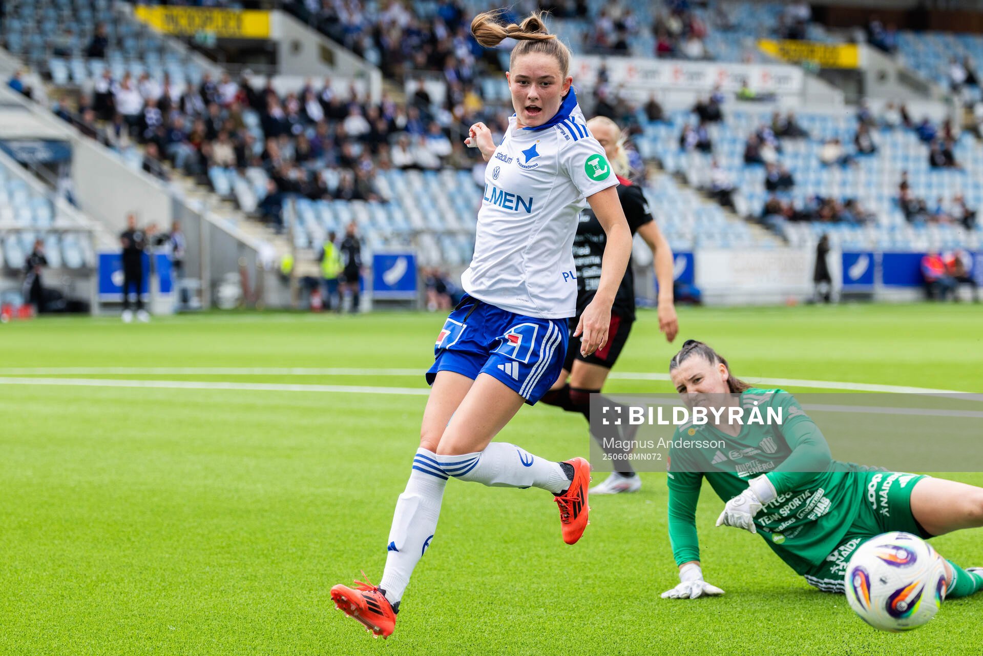 IFK Norrköpings Svea Rehnberg och Piteås målvakt Lauren
