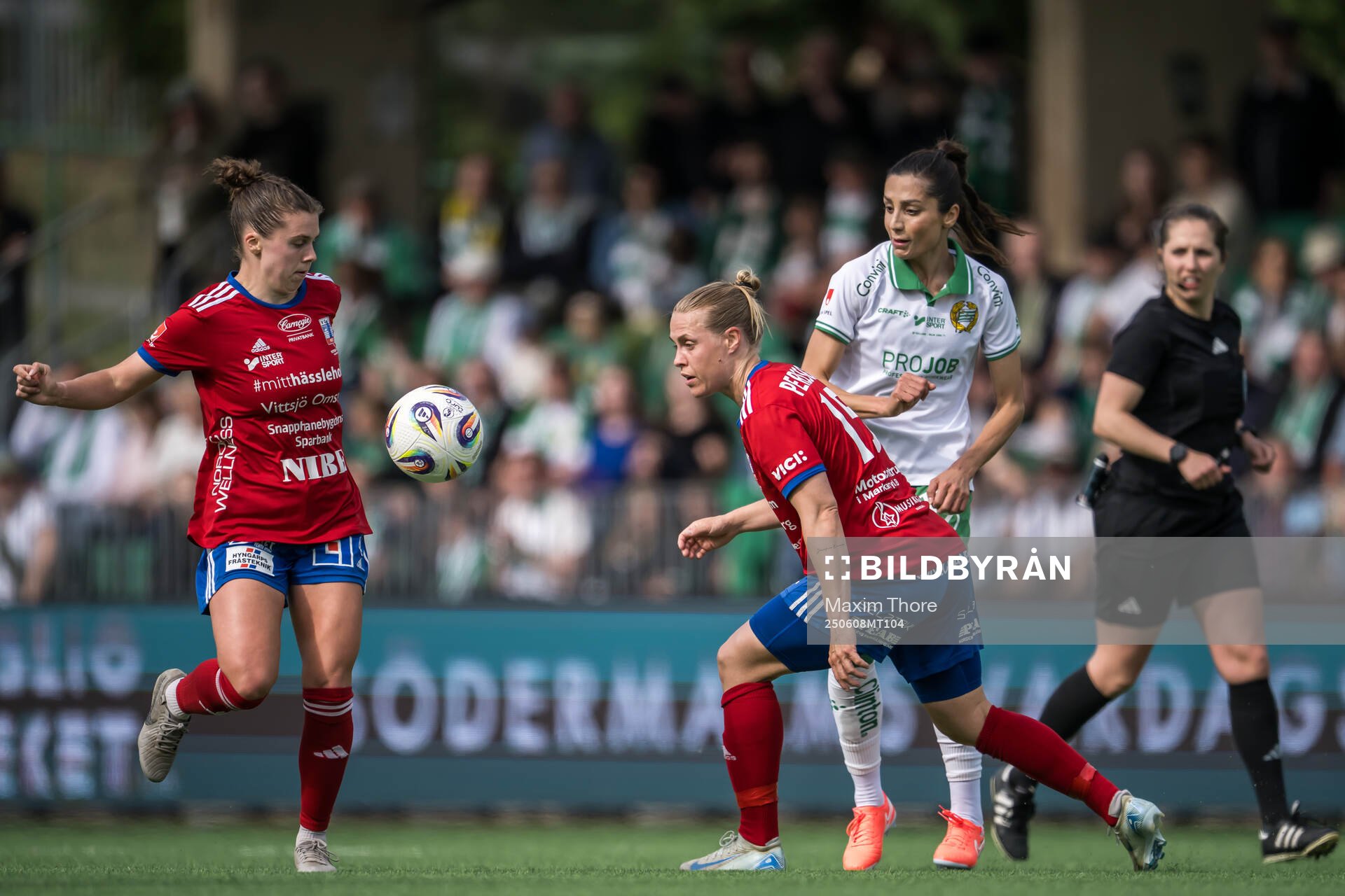 Hammarbys Nadia Nadim i en kamp mot Vittsjös Nellie Persson