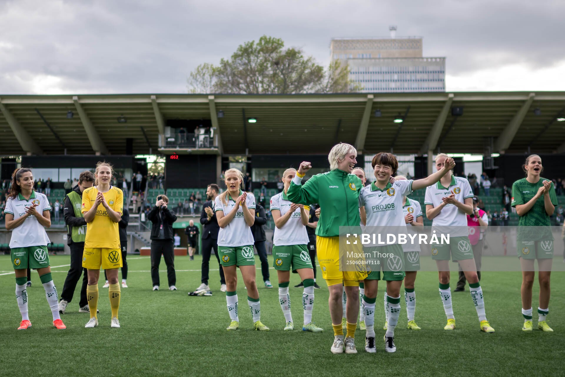 Hammarbys målvakt Moa Edrud och Asato Miyagawa jubalr