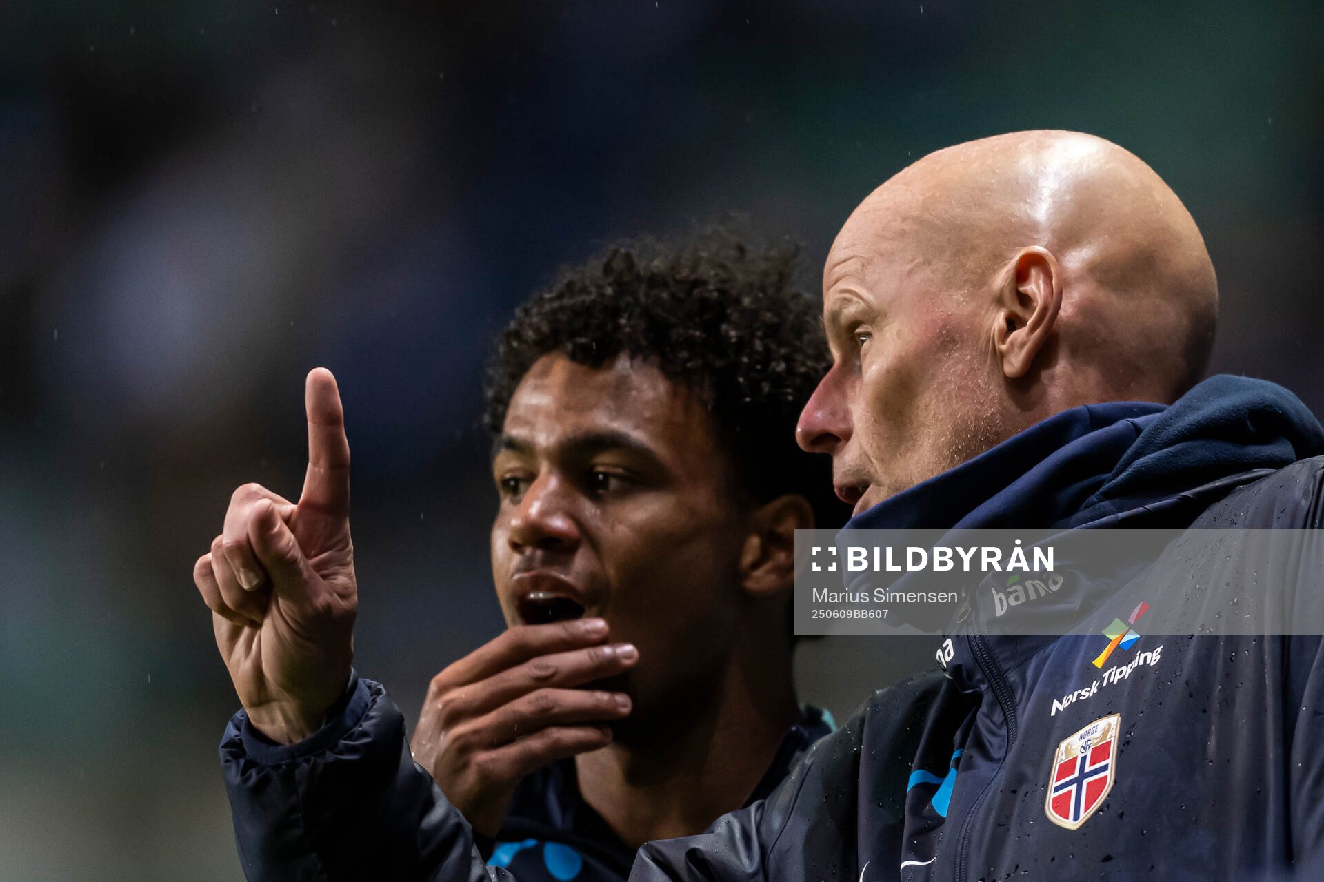Oscar Bobb and head coach Ståle Solbakken of Norway