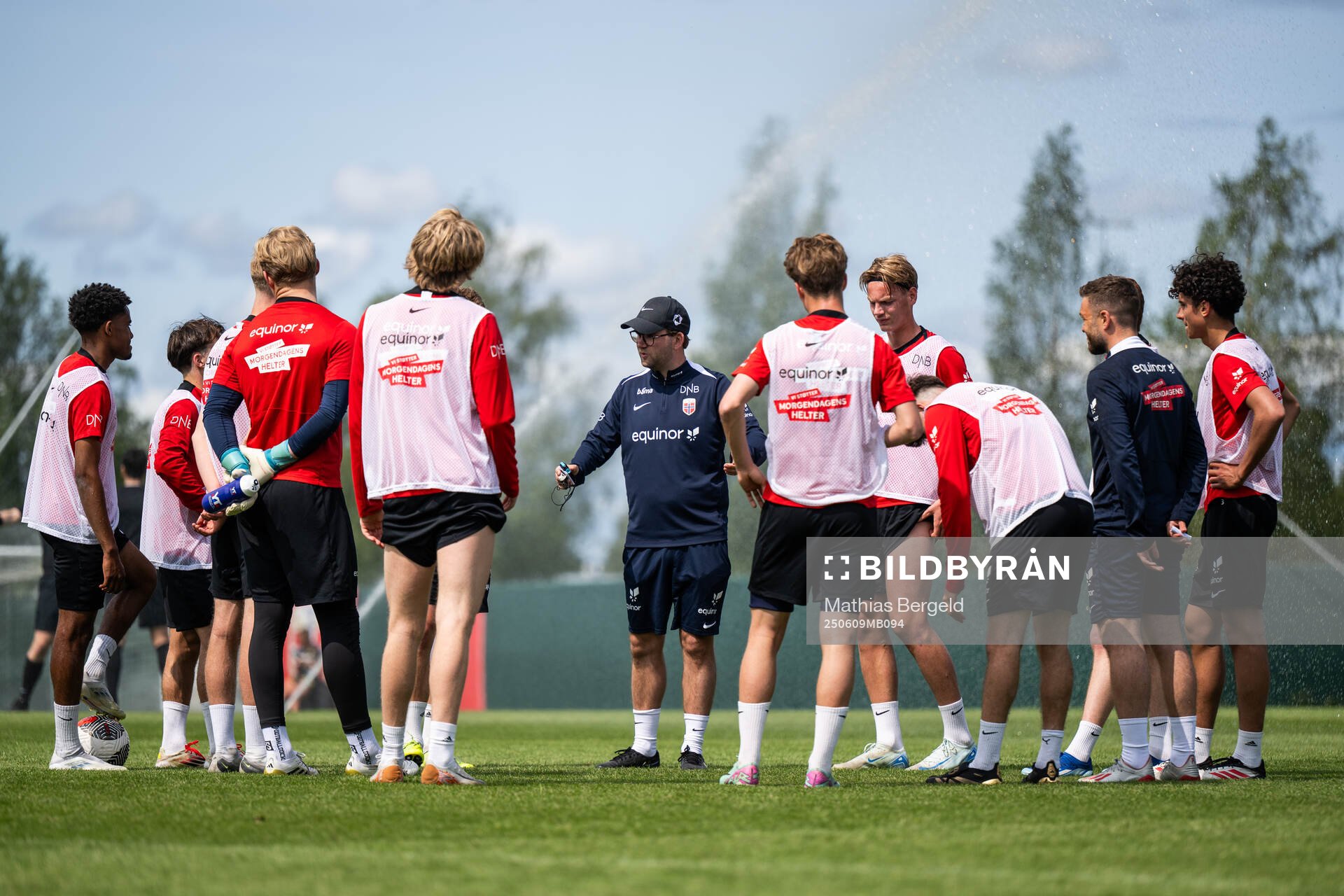 Mikkel Bjørnstad talks to players of the Norwegian
