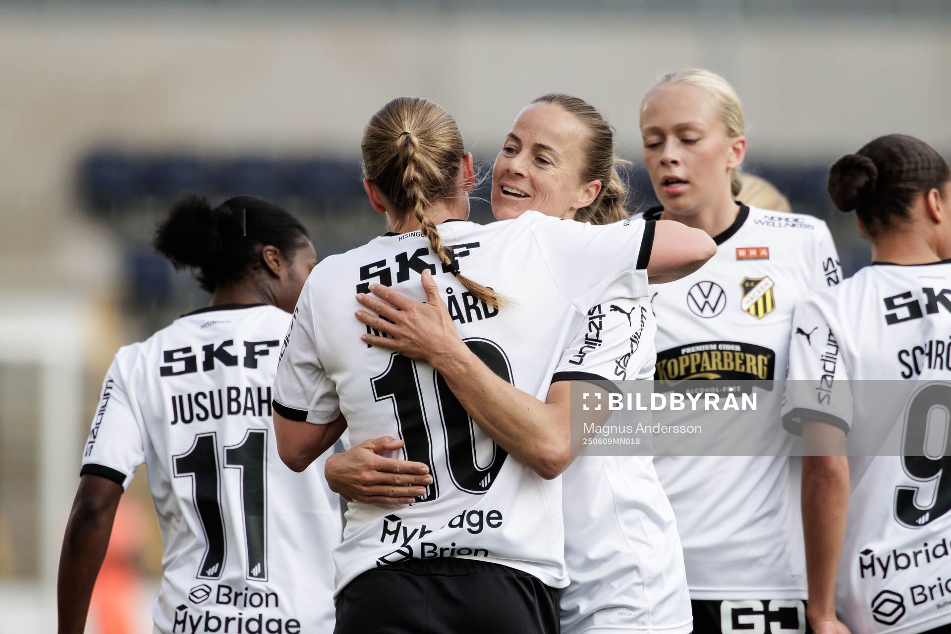 Häckens Anna Anvegård och Aivi Luik jublar