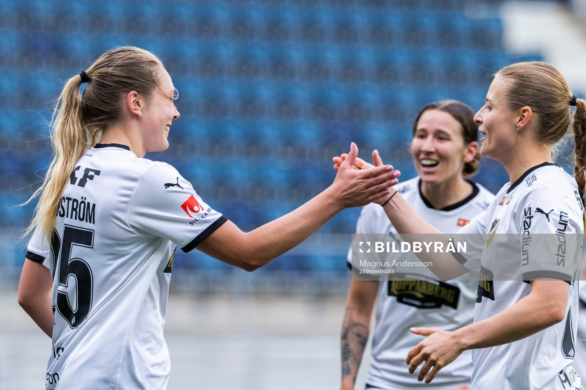 Häckens Alice Bergström och Anna Anvegård jublar