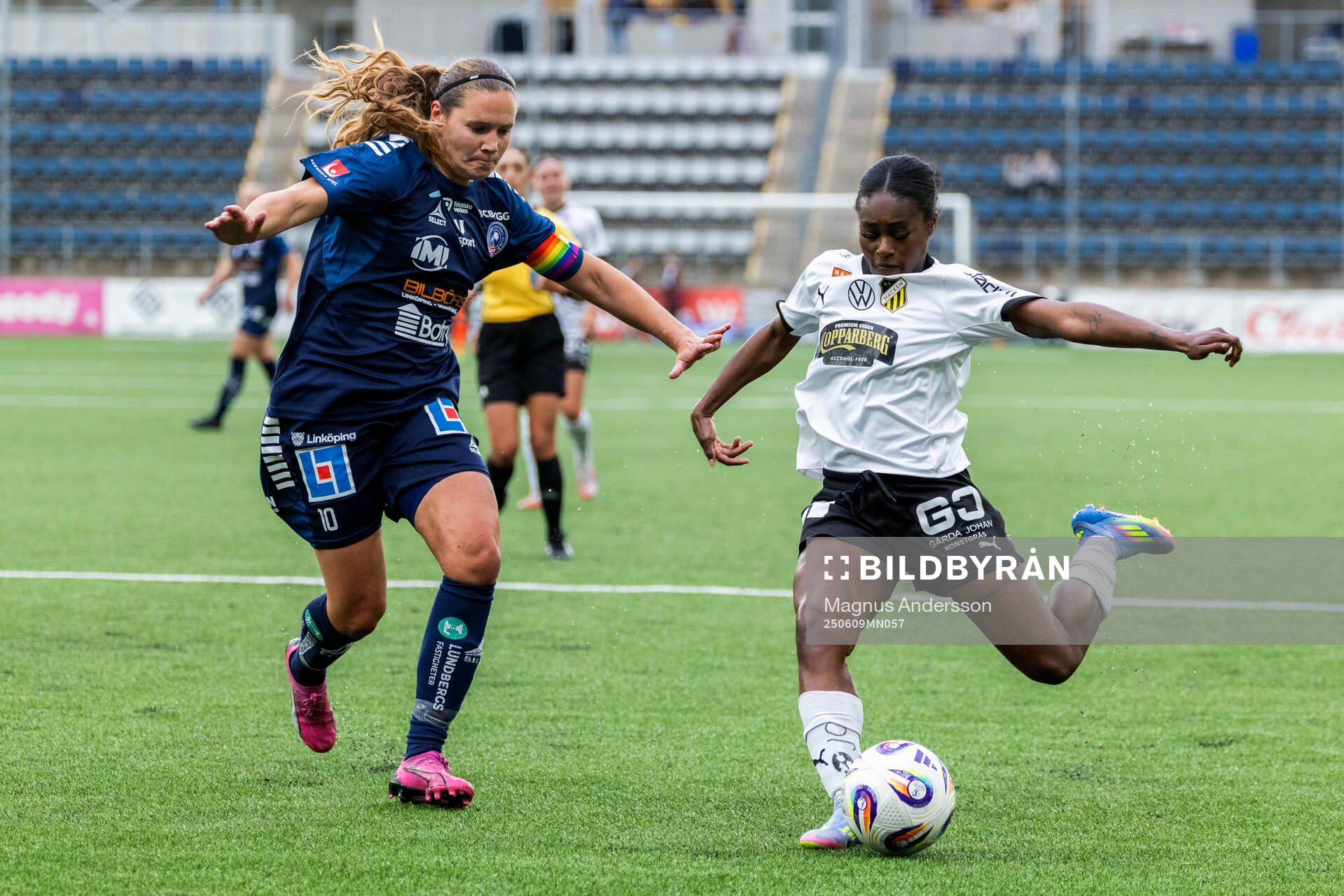 Linköpings Emma Lennartsson och Häckens Monica Jusu Bah