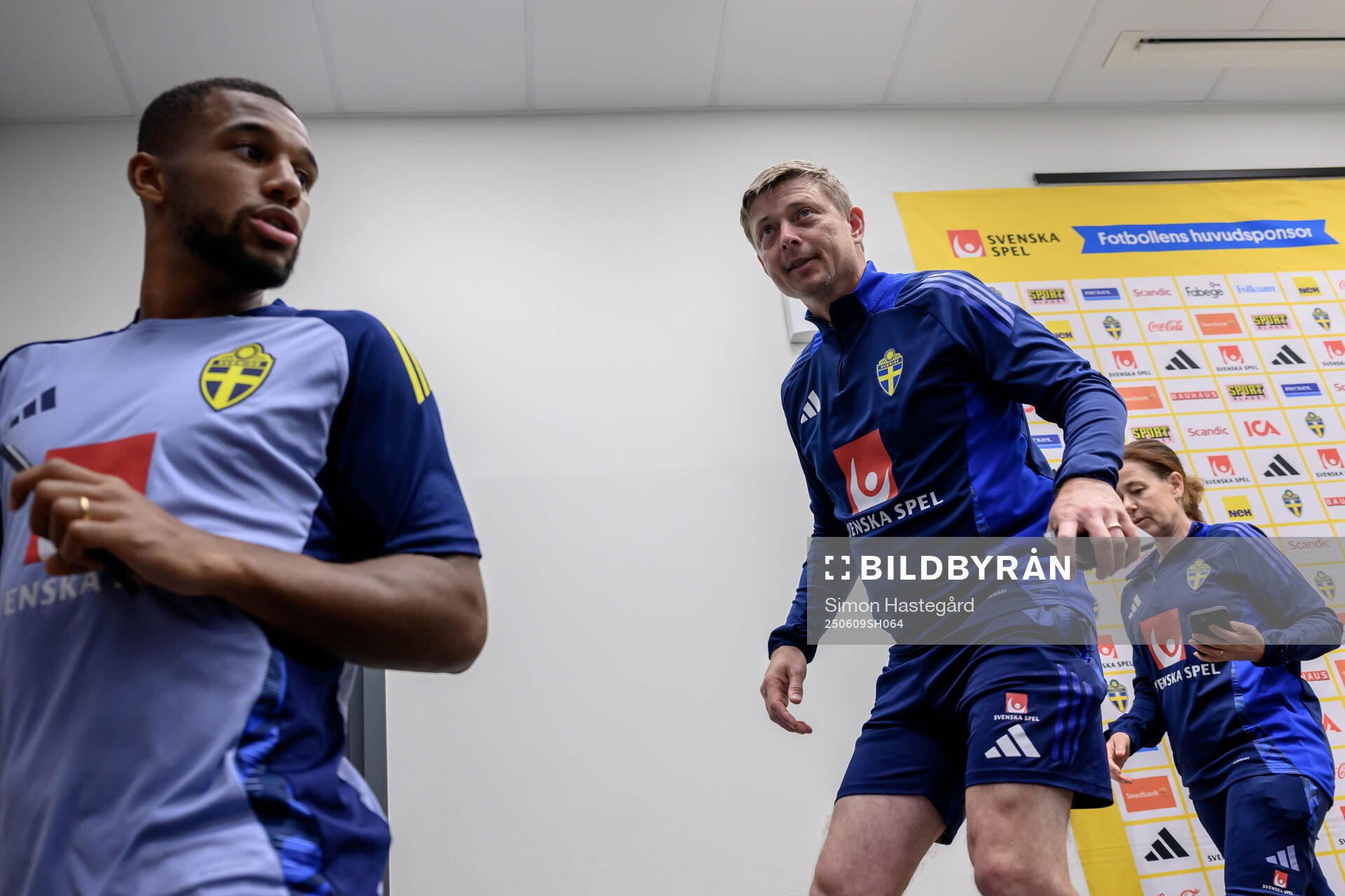 Isak Hien and head coach Jon Dahl Tomasson of the Swedish