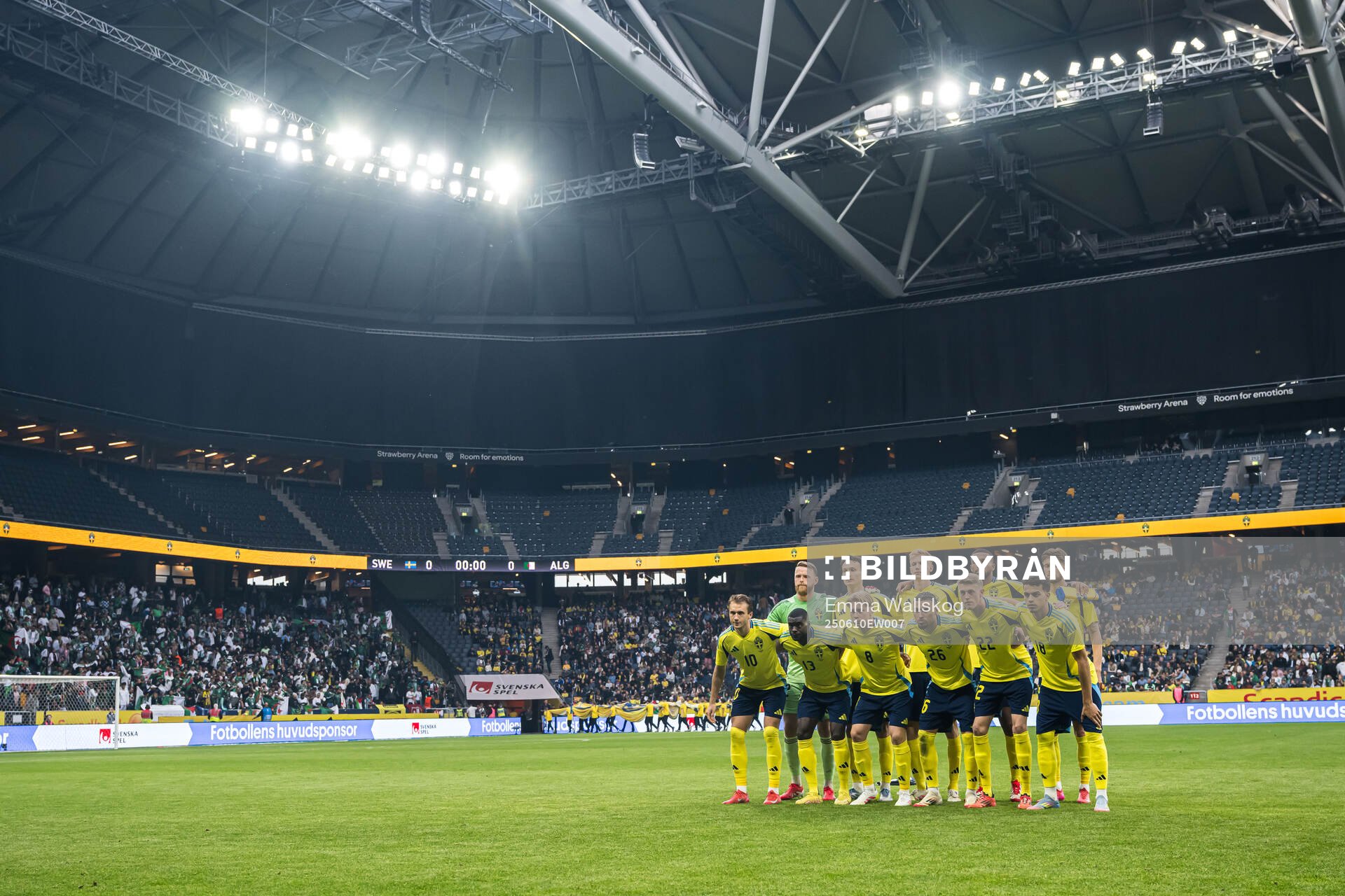The starting eleven of Sweden pose for a team photo Top