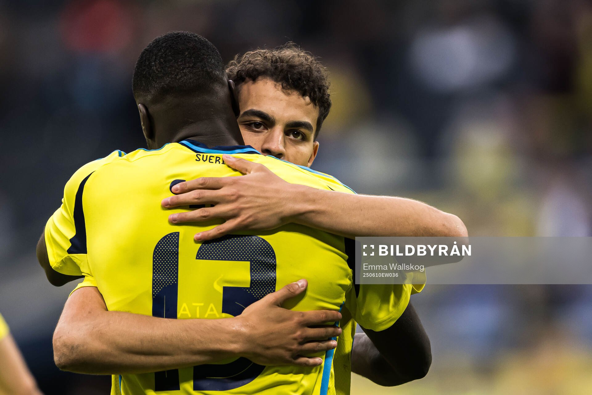 Ken Sema and Yasin Ayari of Sweden celebrating the 3-0 goal