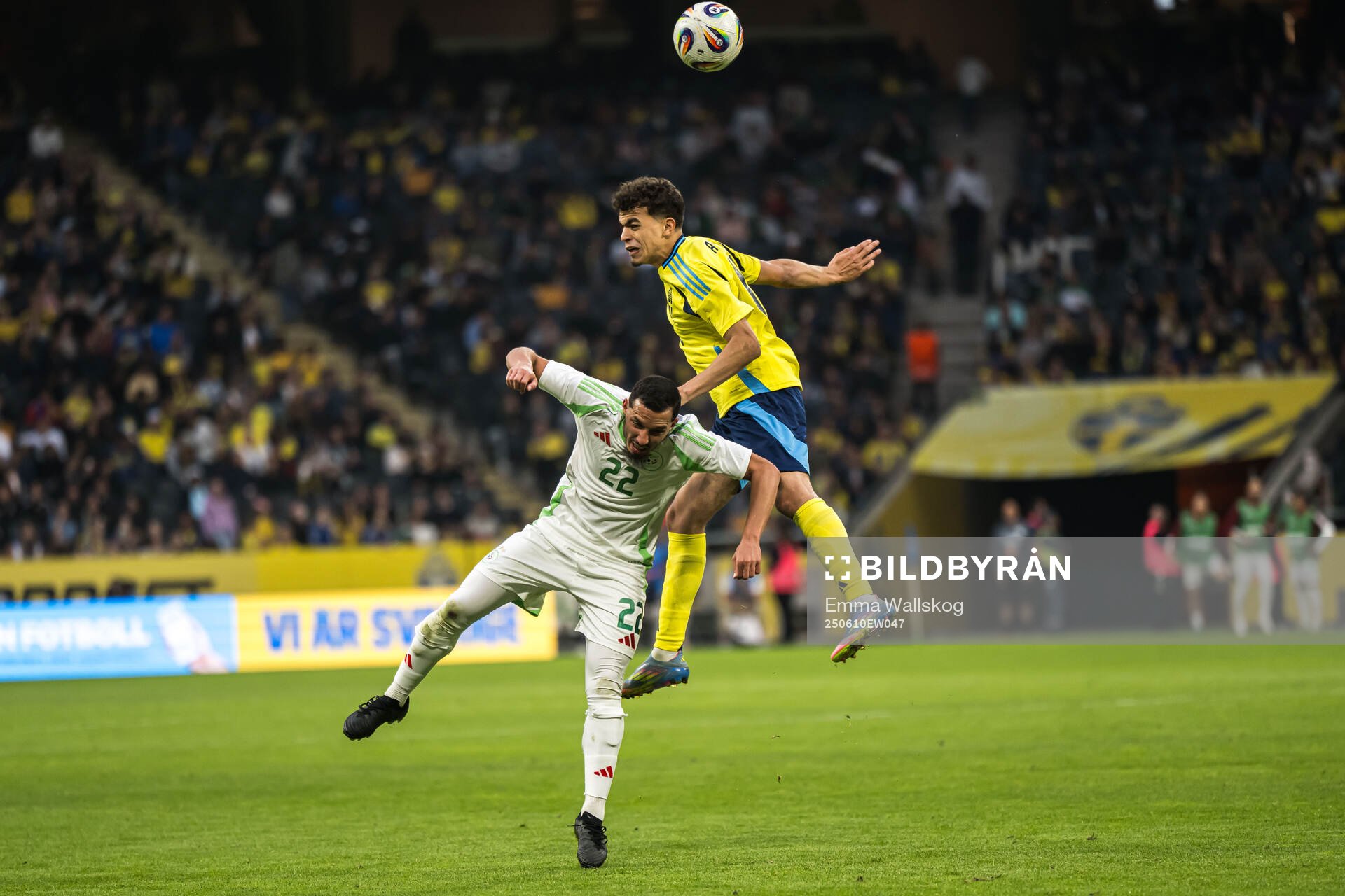 Ismael Bennacer of Algeria and Yasin Ayari of Sweden