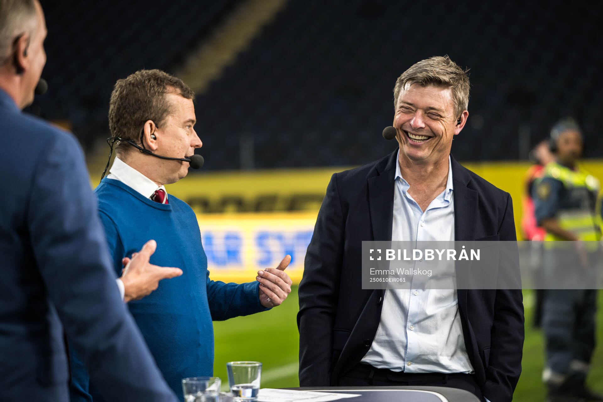 Erik Niva of Swedish broadcaster Viaplay and head coach Jon