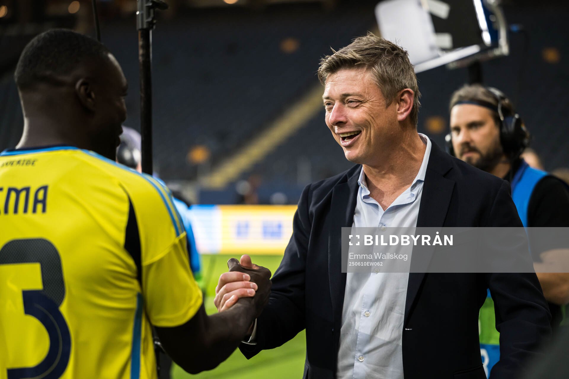 Ken Sema and head coach Jon Dahl Tomasson of Sweden