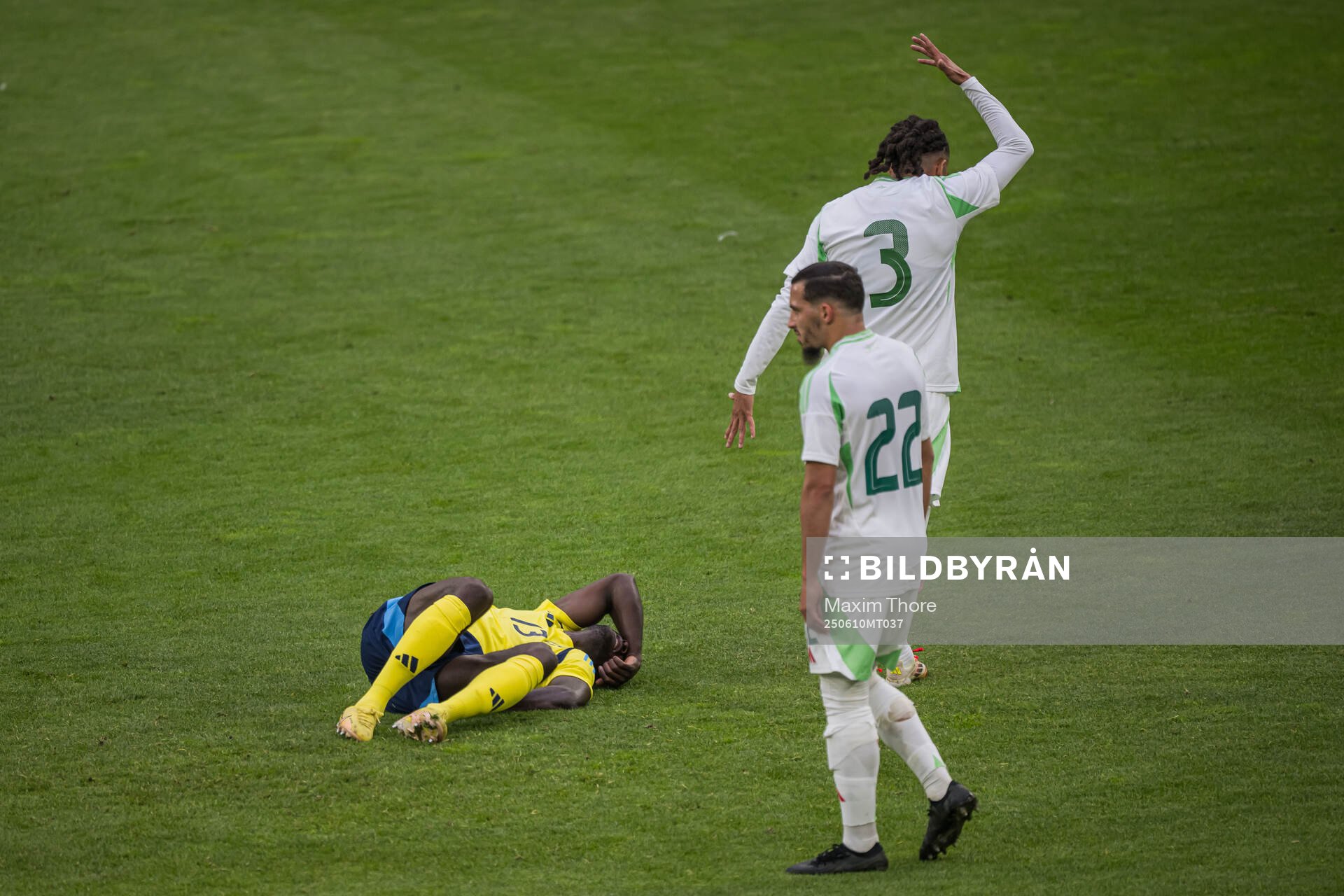 Ken Sema of Sweden in pain and Mohamed Farsi  of Algeria