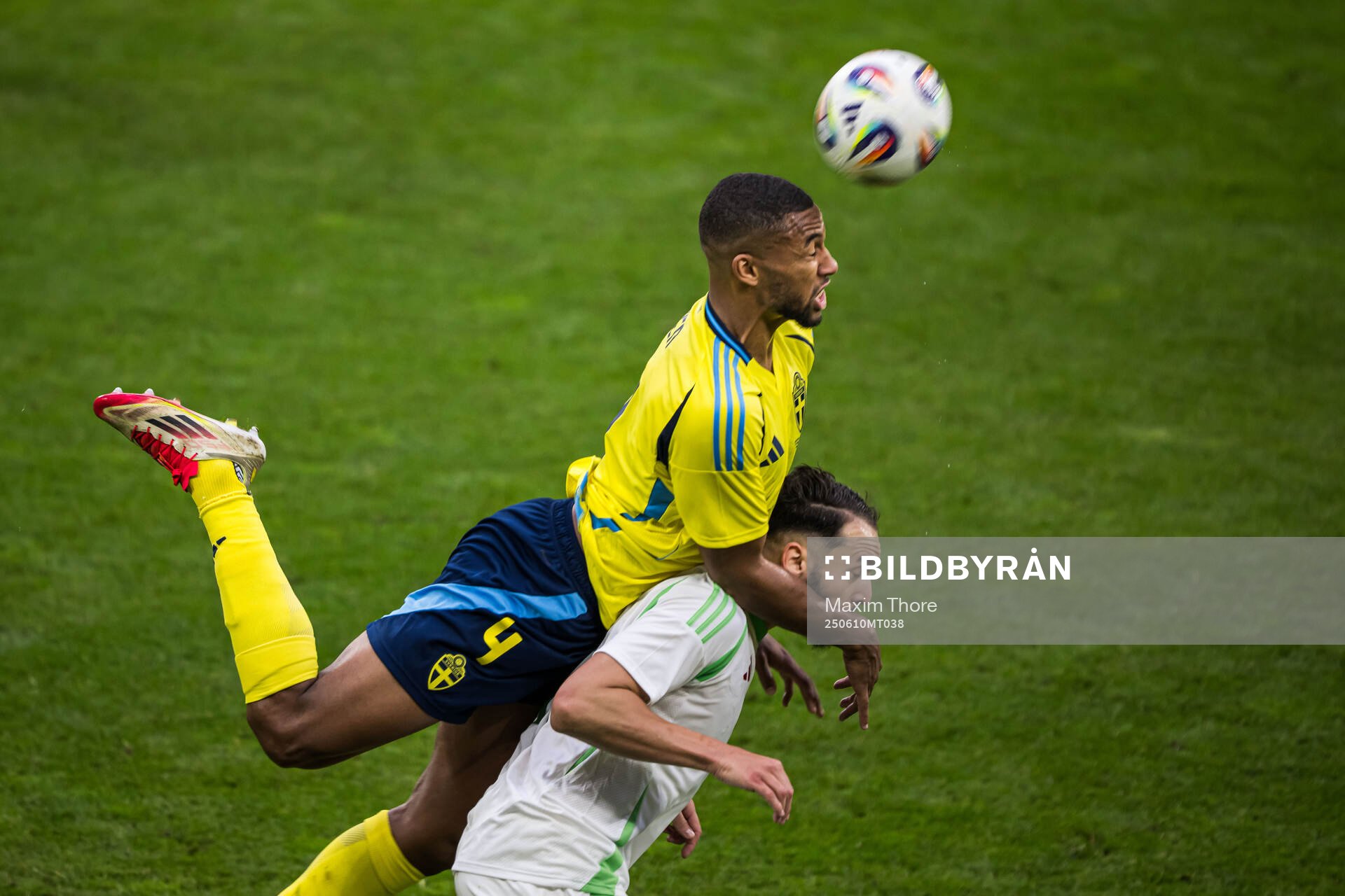 Isak Hien of Sweden and Amine Gouiri of Algeria