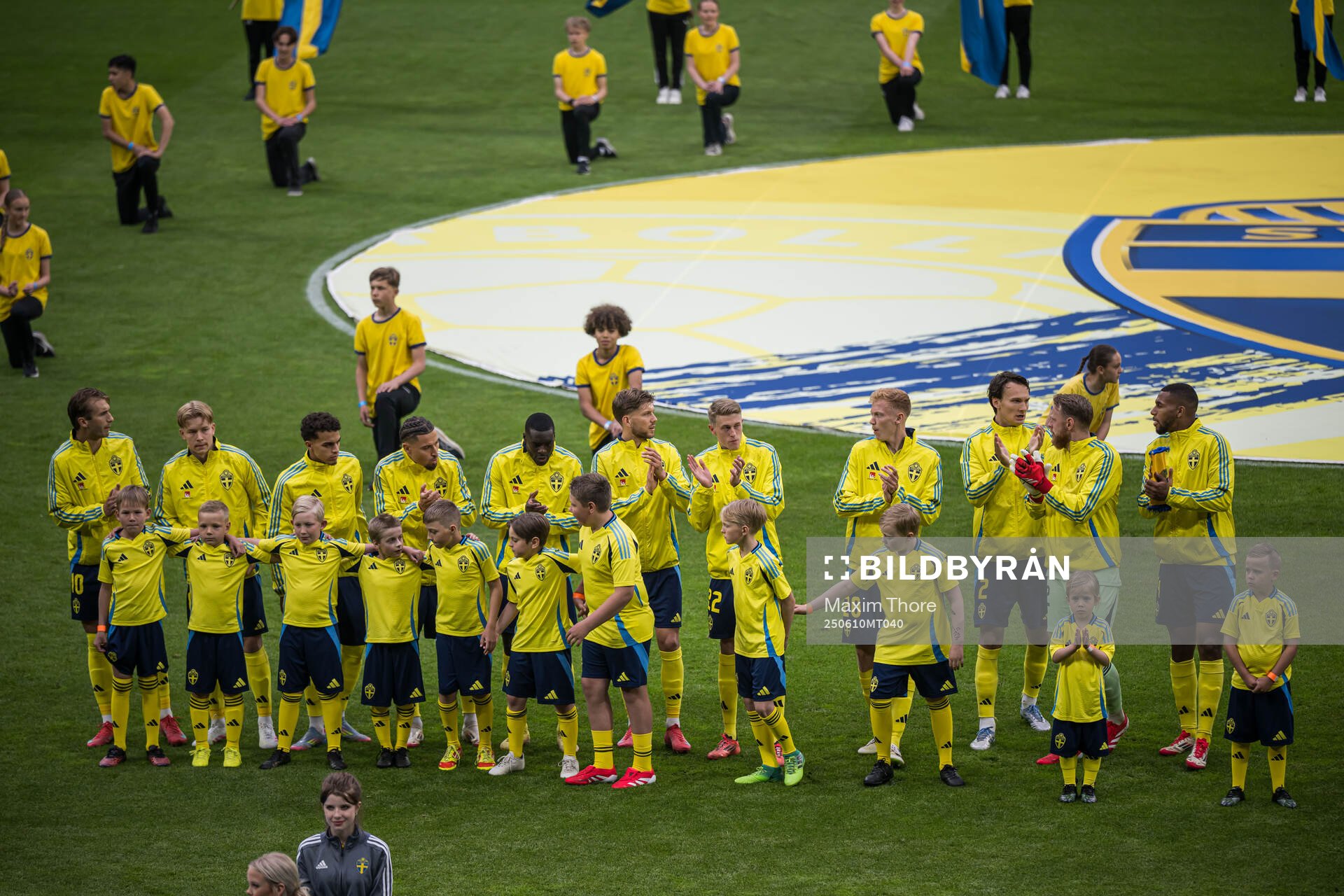 Players of Sweden and mascots