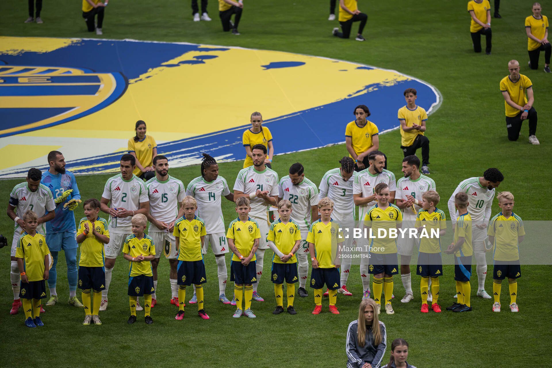 Players of of Algeria and mascots