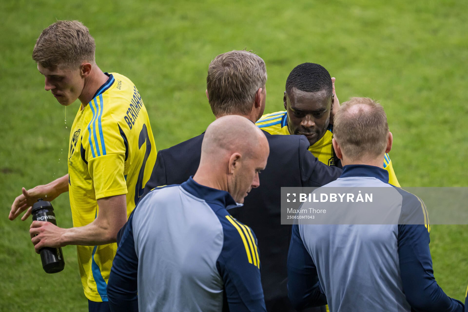 Head coach Jon Dahl Tomasson and Ken Sema of Sweden