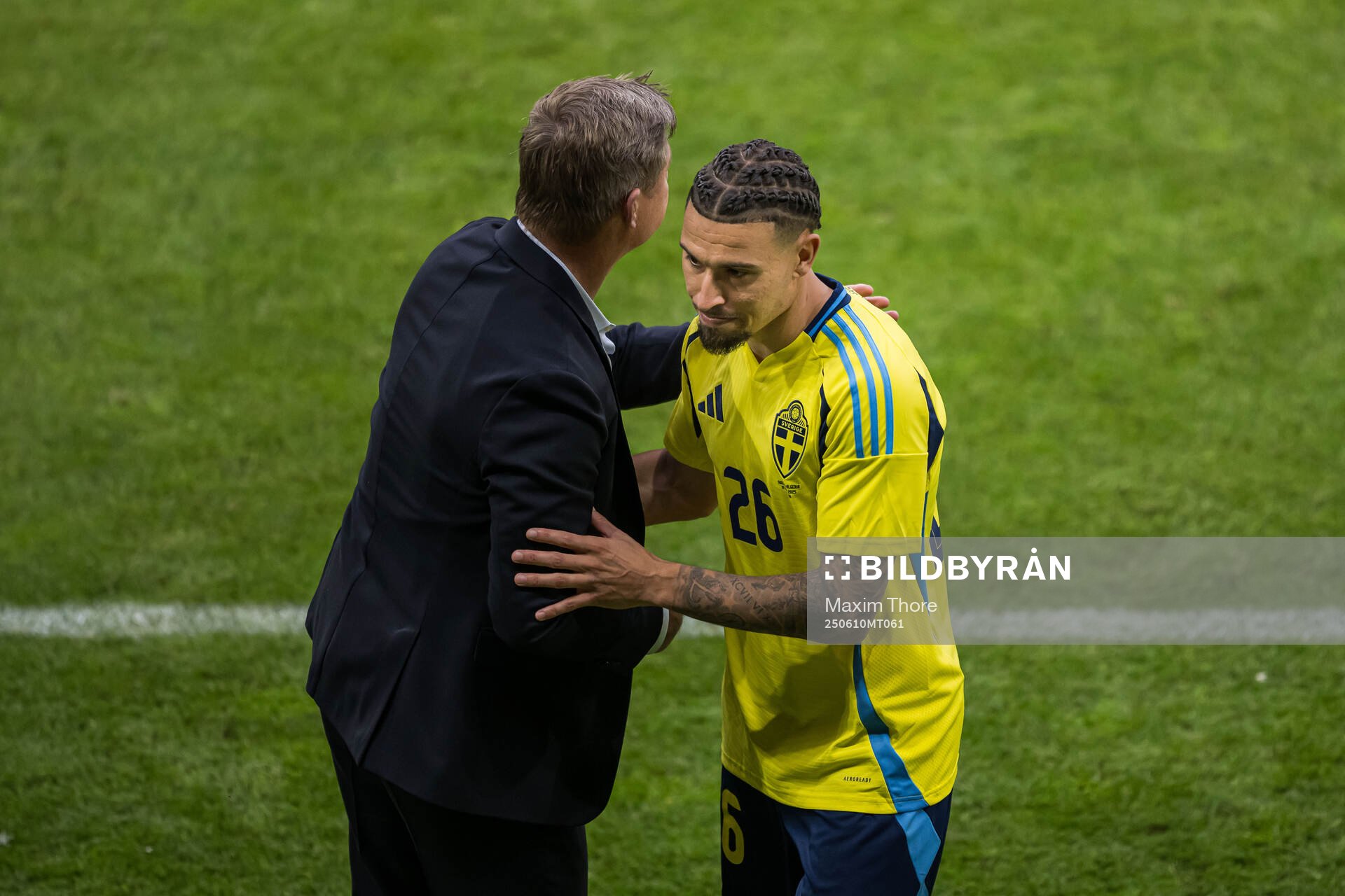 Head coach Jon Dahl Tomasson and Jordan Larsson of Sweden